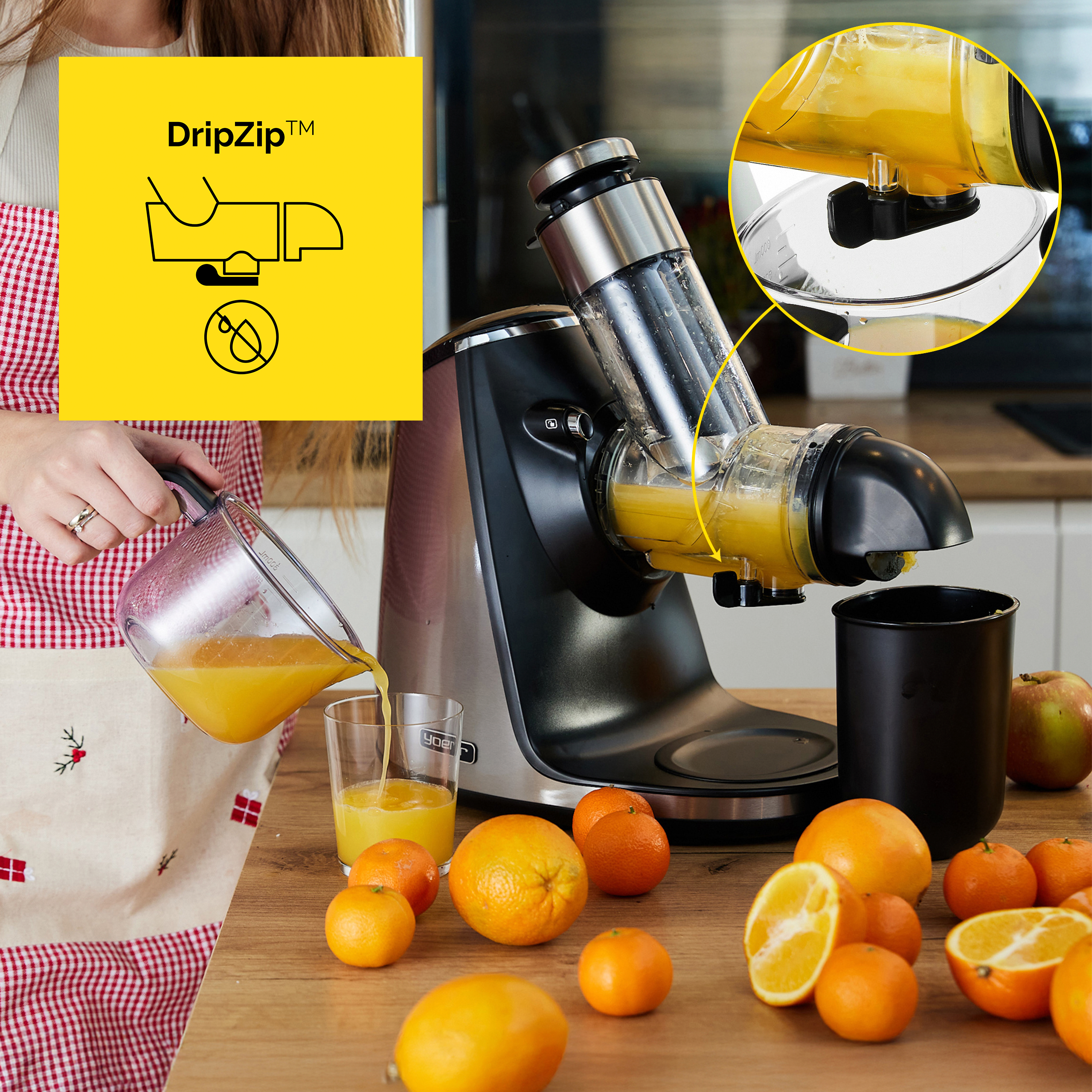 Kobieta nalewa sok pomarańczowy z wyciskarki do szklanki. Pomarańcze i wyciskarka stoją na drewnianym stole.