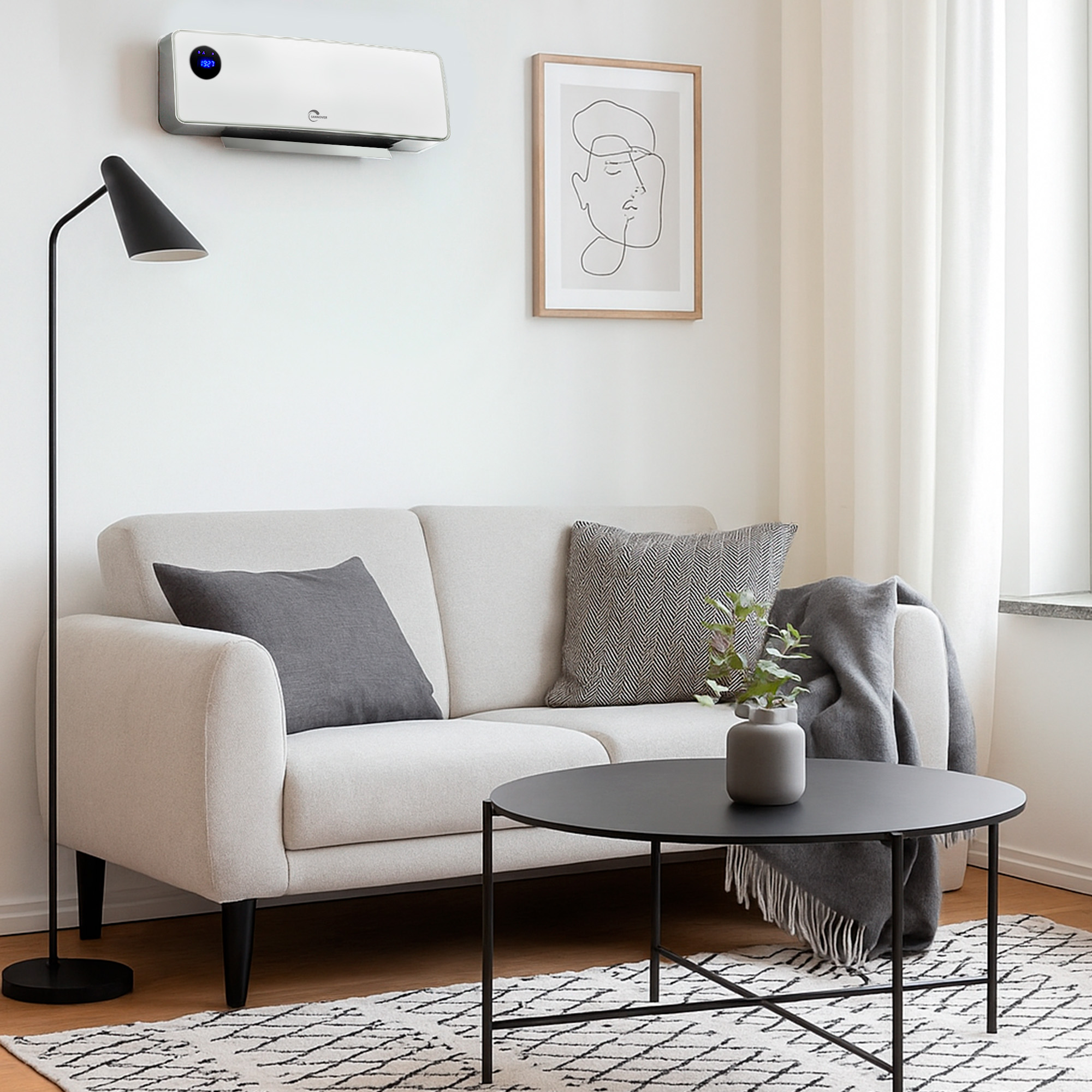 Ein Wohnzimmer mit weißem Sofa, schwarzem Tisch, Stehlampe, Kunst und Klimaanlage.