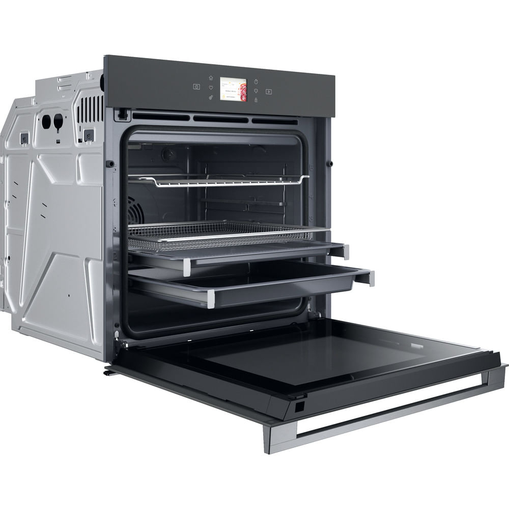 Forno aperto con più vassoi e griglie. Porta nera aperta. Corpo in acciaio inox con display digitale.