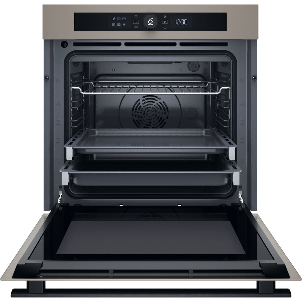 Un forno aperto. All'interno ci sono vassoi e una ventola. La porta è aperta. La parte superiore ha un display digitale e pulsanti.