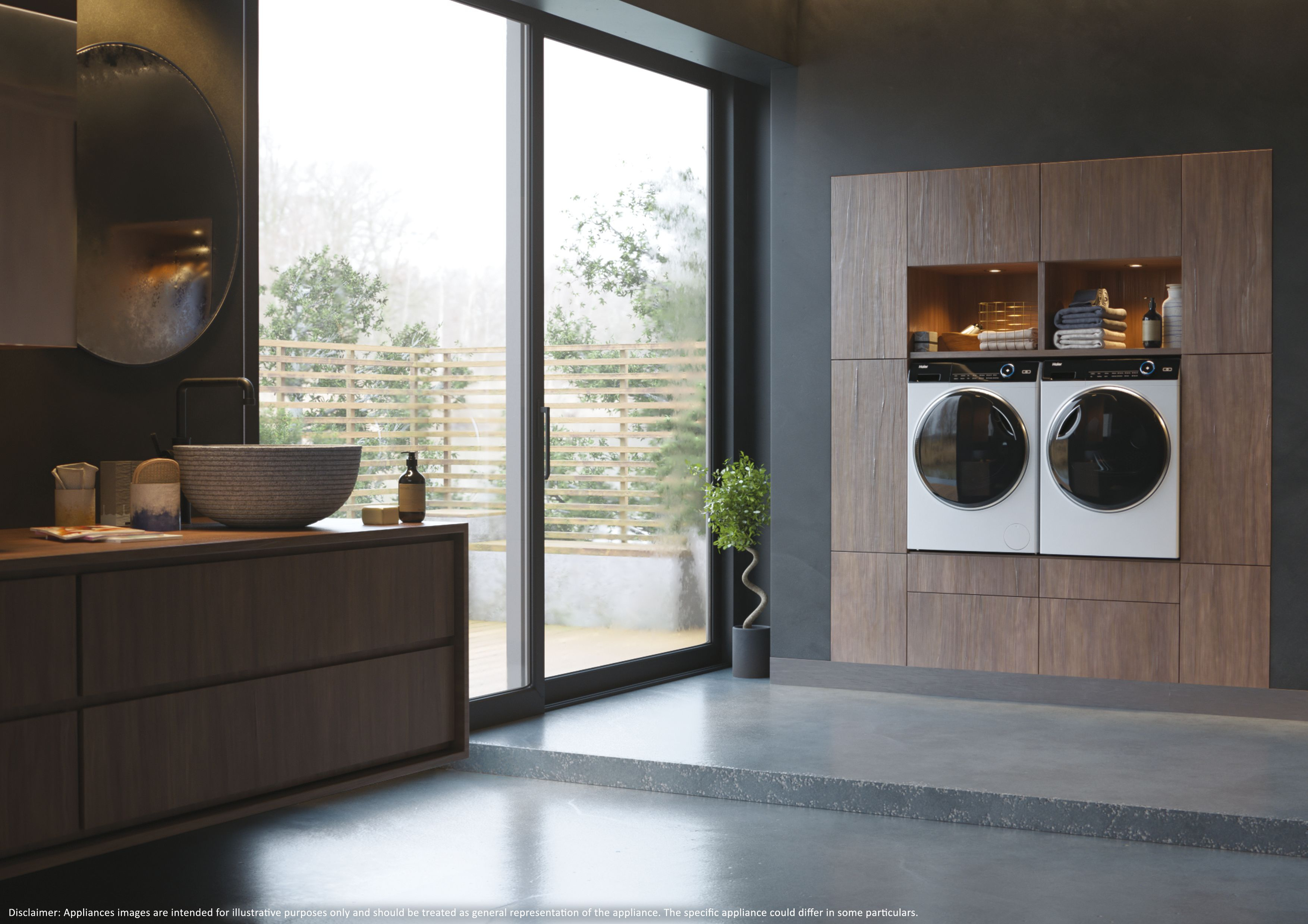 Bagno con lavandino, finestra e lavatrici. Una piccola pianta è nell'angolo. Lo sfondo mostra alberi.
