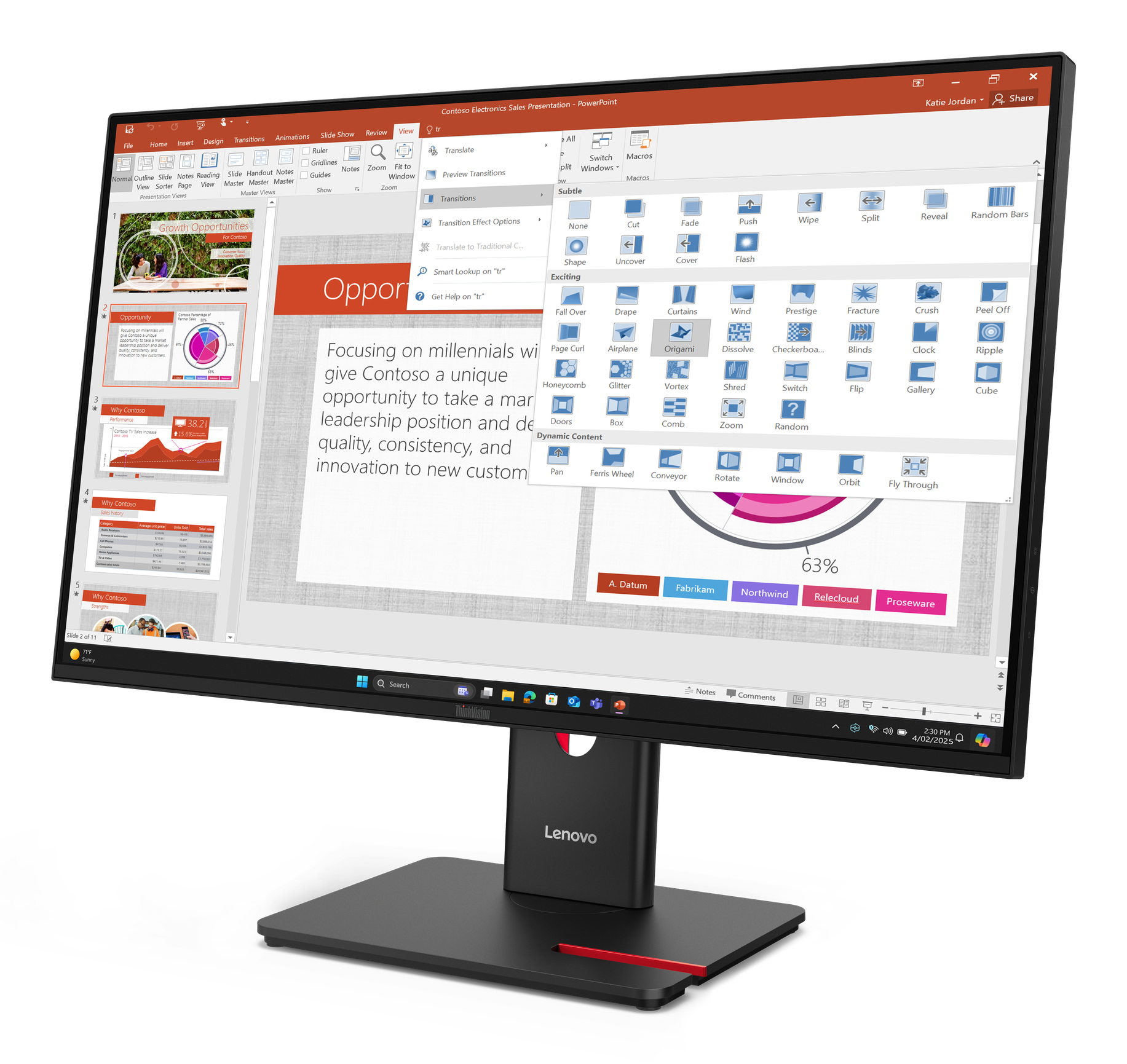Un monitor Lenovo muestra una presentación de PowerPoint. La pantalla muestra gráficos y texto con opciones de transición.