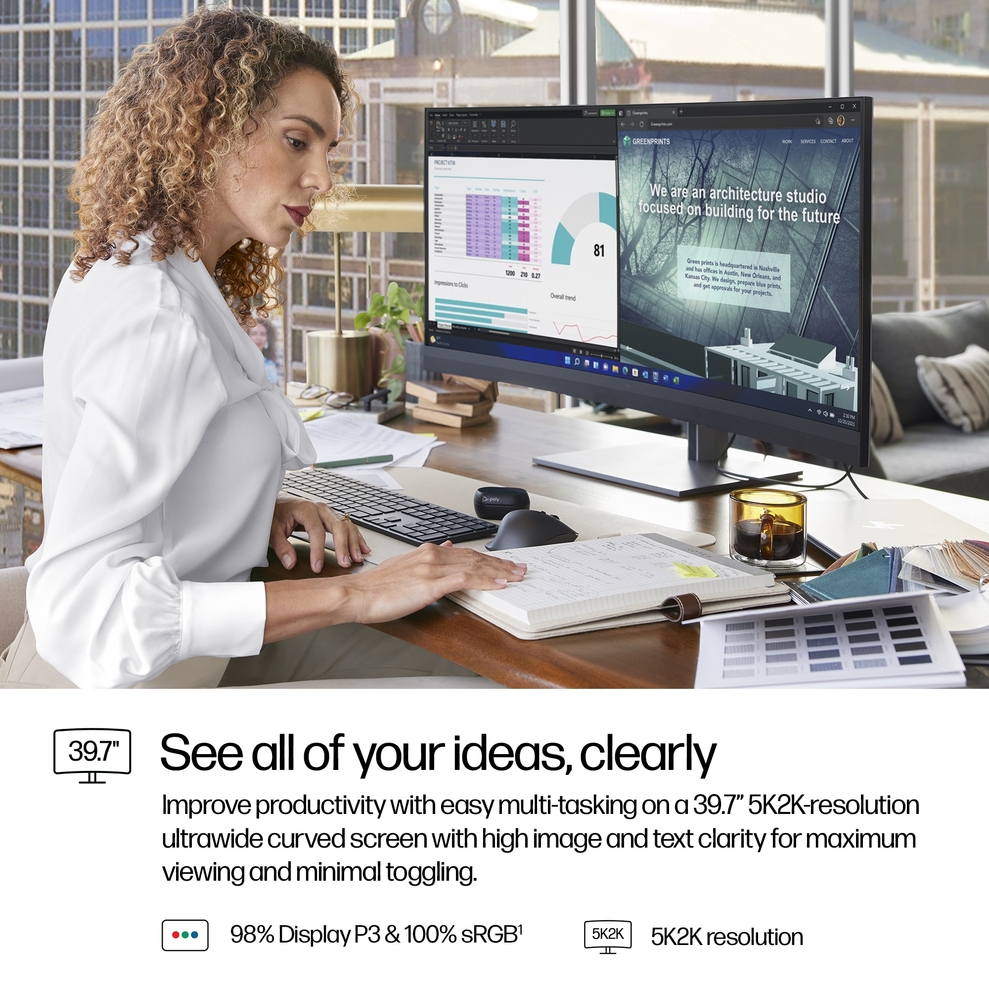 Una mujer trabaja en un escritorio con un monitor grande que muestra el contenido del sitio web. Hay un bloc de notas, un ratón y muestras de color.