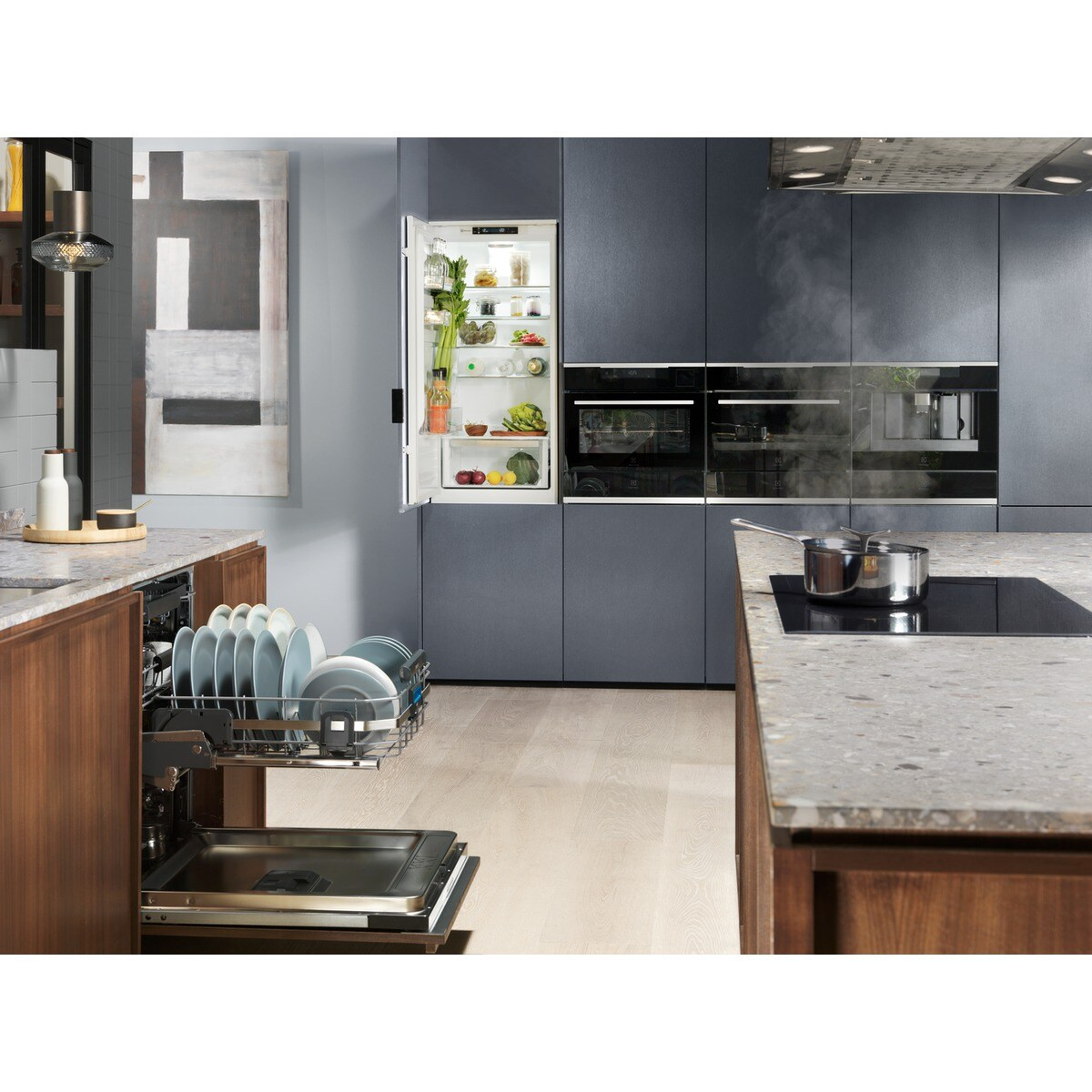 Una cucina moderna con frigorifero aperto, lavastoviglie, pentola sul fornello e mobile in legno.