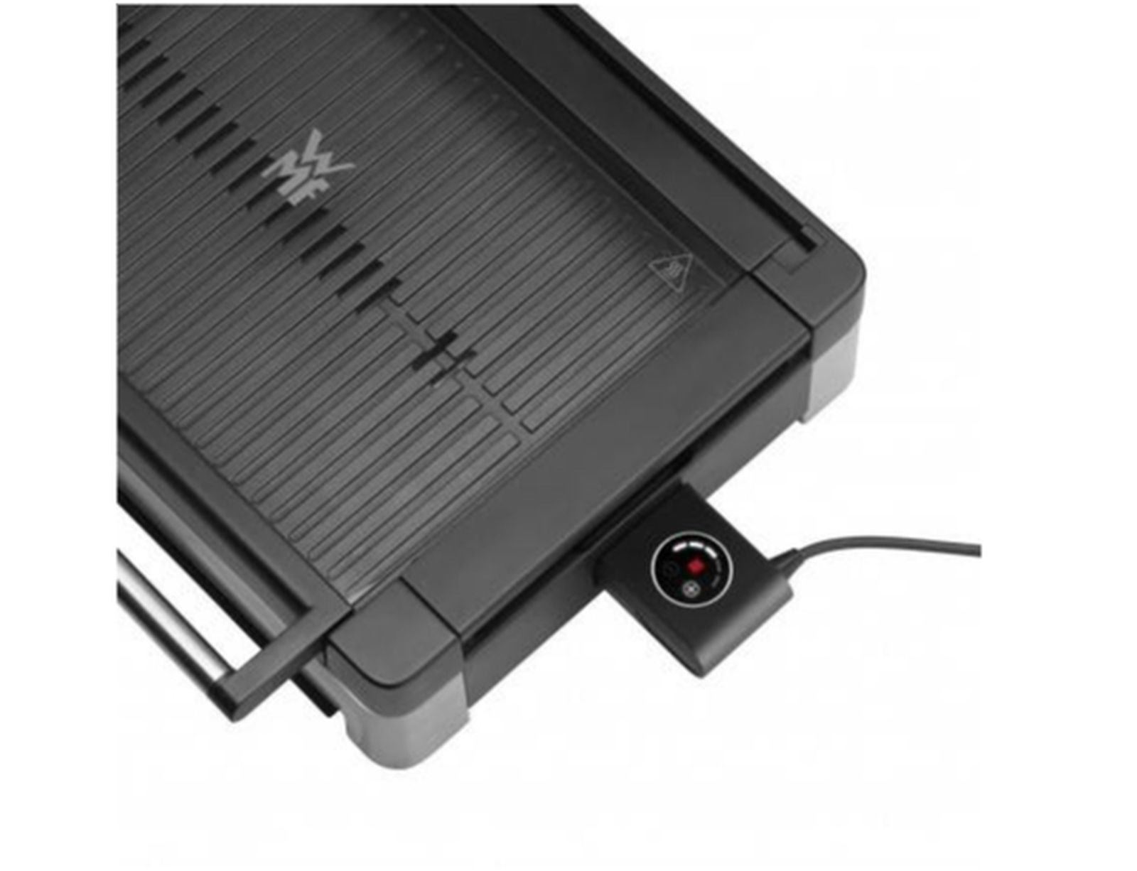 Czarny grill elektryczny z żebrowaną powierzchnią do gotowania, logo WMF. Sterowanie z boku. Izolowane na białym tle.