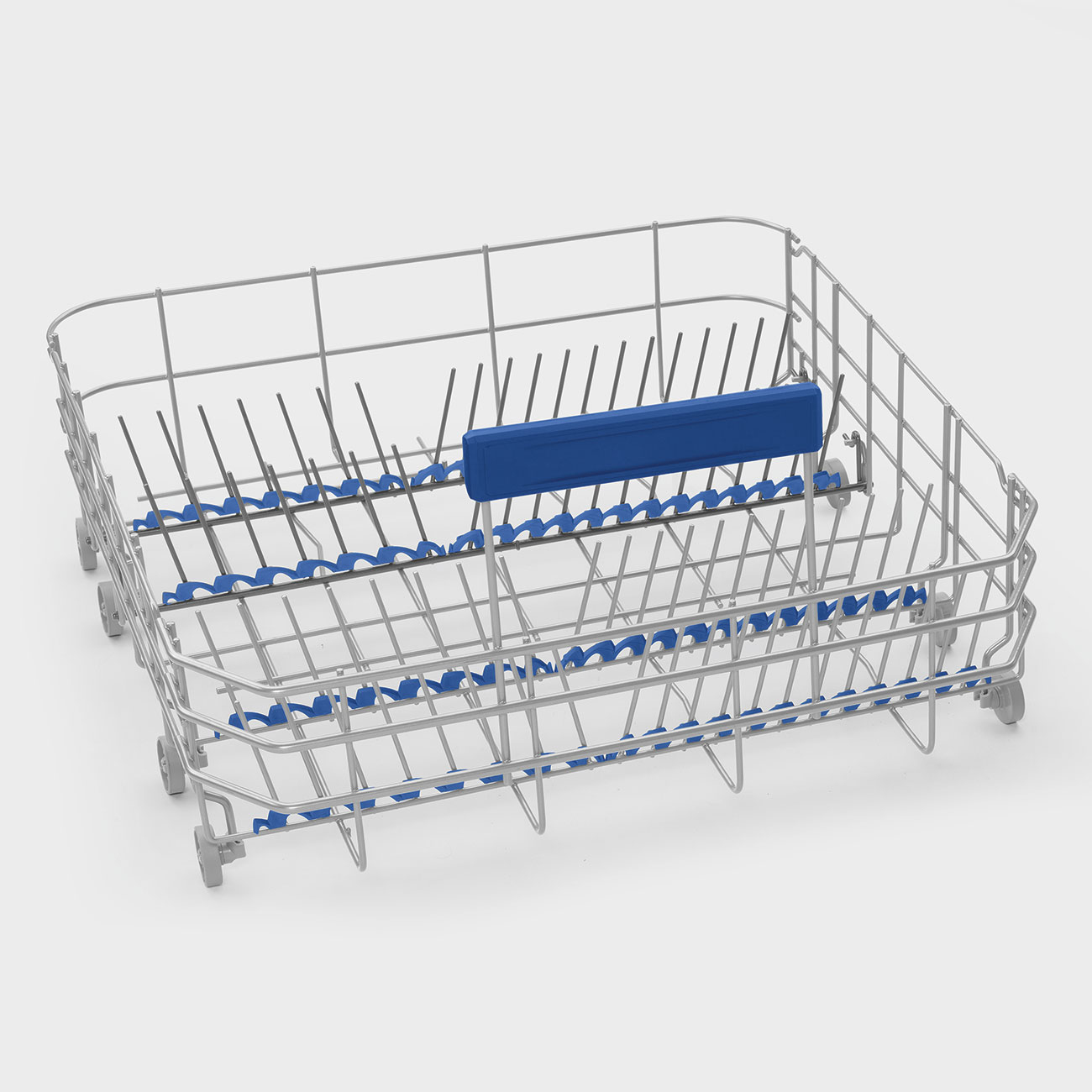 Una cesta de lavavajillas. Es de metal con soportes de plástico azul. Tiene ruedas y un asa azul. Está sobre un fondo blanco.