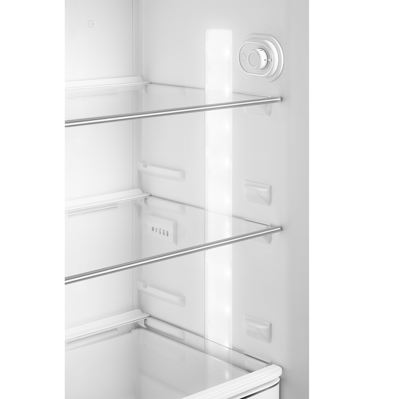 Dentro de un refrigerador blanco: estantes de vidrio, una tira de luz y un dial de control. El interior está limpio y vacío.