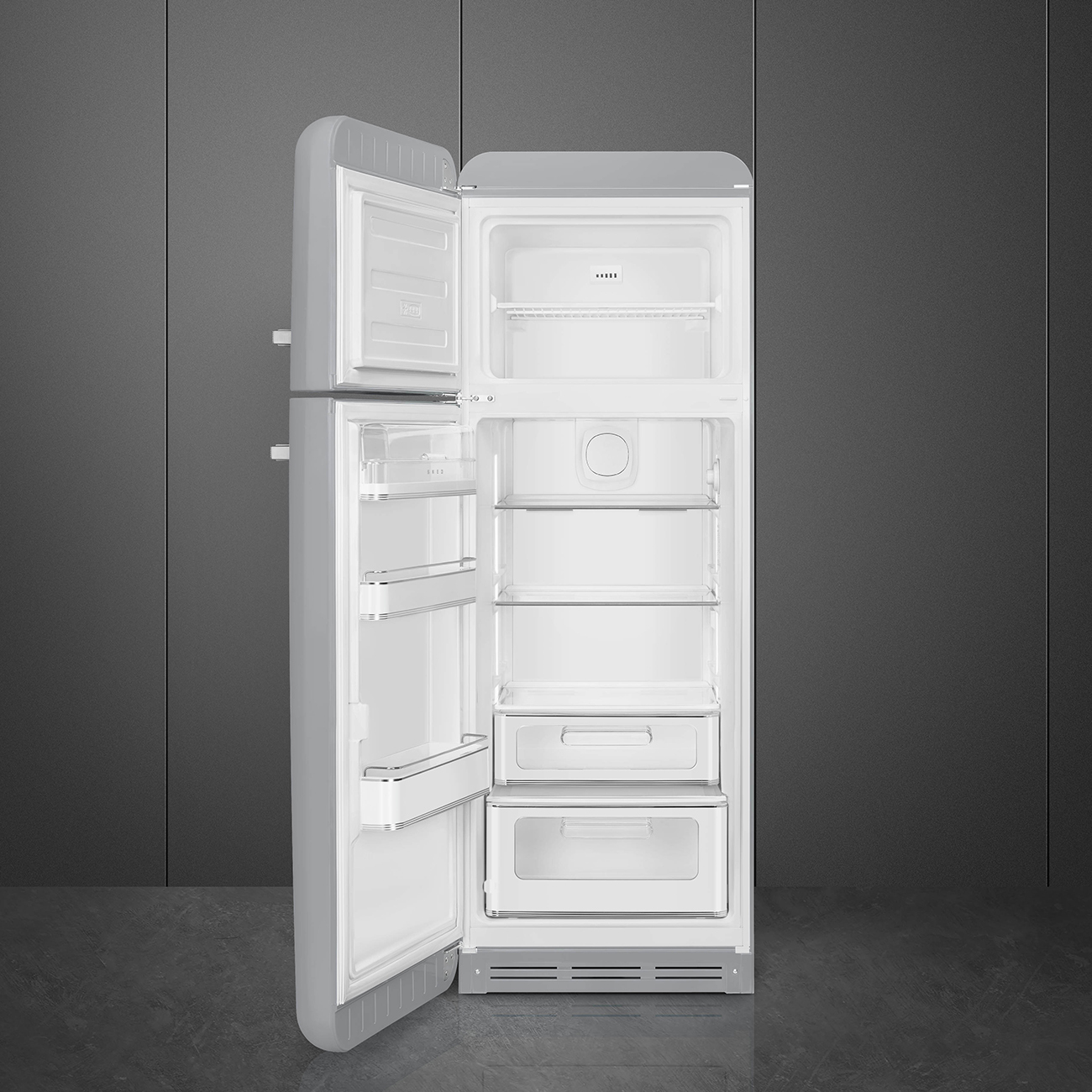 Un refrigerador gris está abierto, revelando estantes, cajones y congelador. El interior es blanco, el exterior gris.
