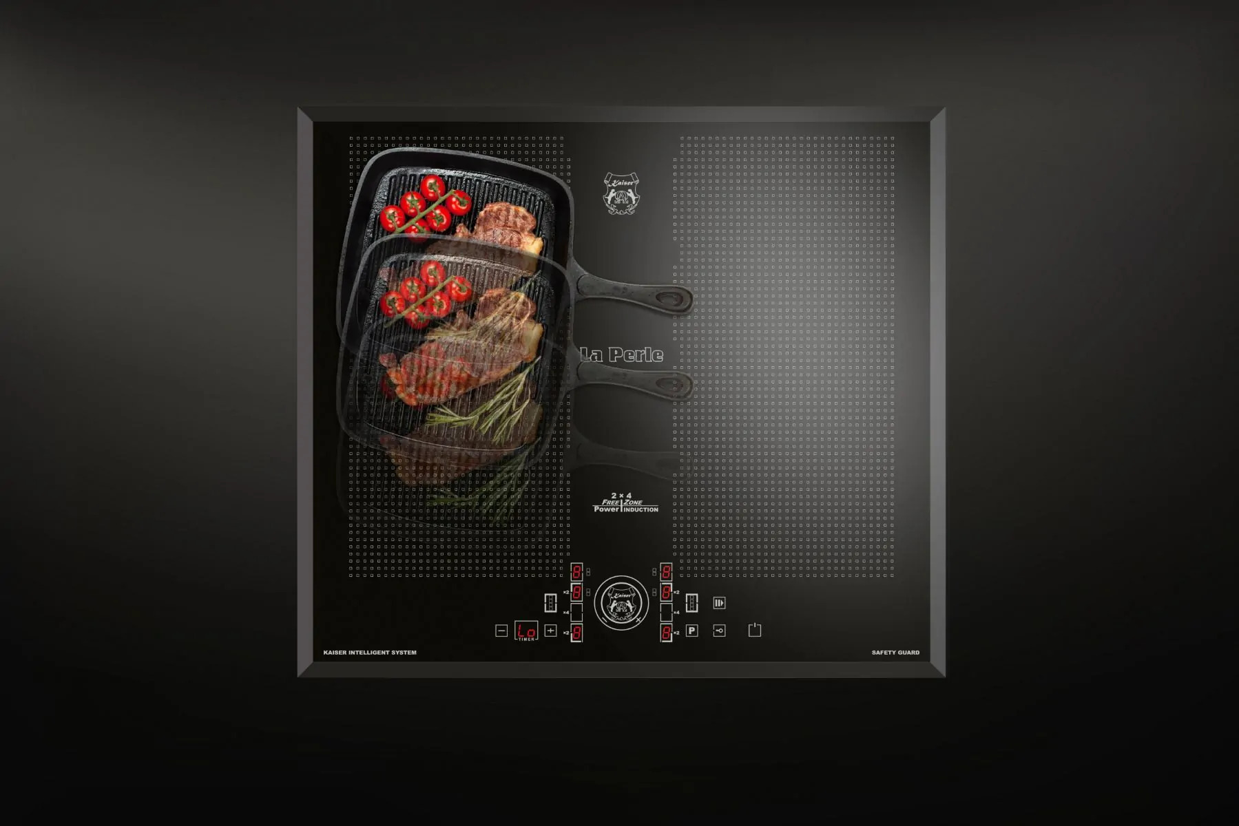 Schwarzes Induktionskochfeld mit zwei Grillpfannen, Steaks, Tomaten und Rosmarin. Das Kochfeld hat ein Bedienfeld und ein Markenlogo.