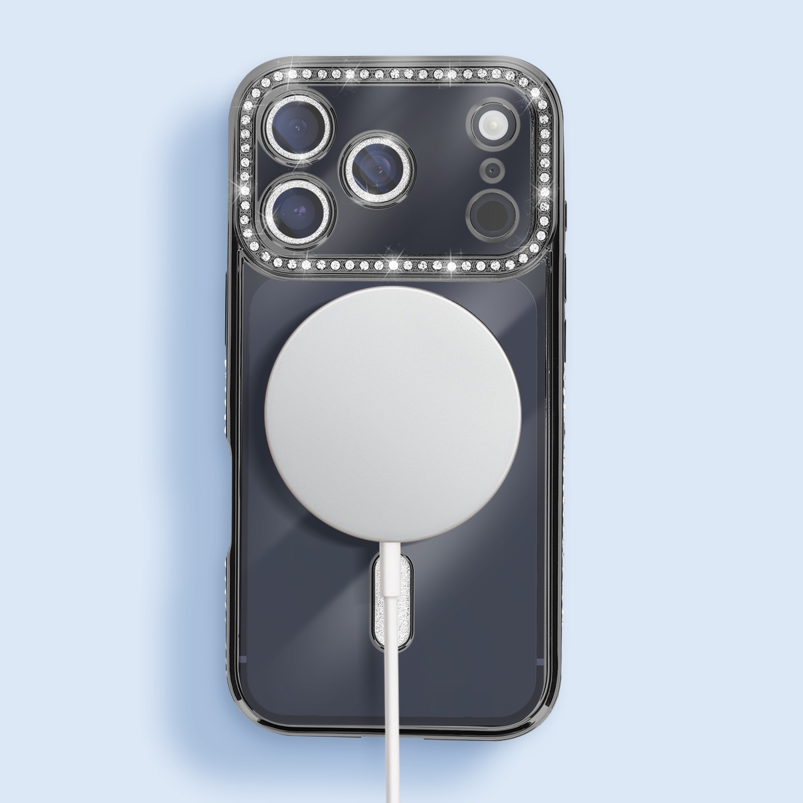 Coque de téléphone avec un cadre décoratif en forme de diamant. Un chargeur circulaire blanc est attaché. Le fond est bleu clair.