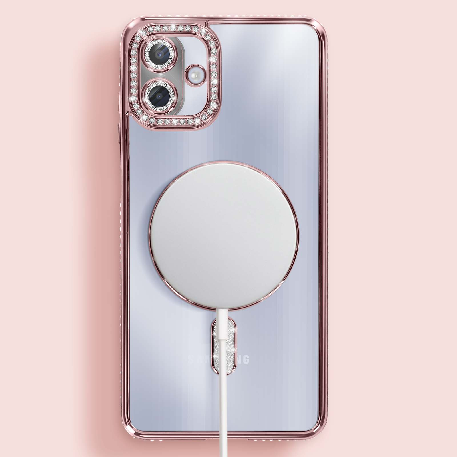 Una custodia per telefono con un caricatore circolare e un cavo. La custodia è trasparente con bordi oro rosa e dettagli di diamanti.