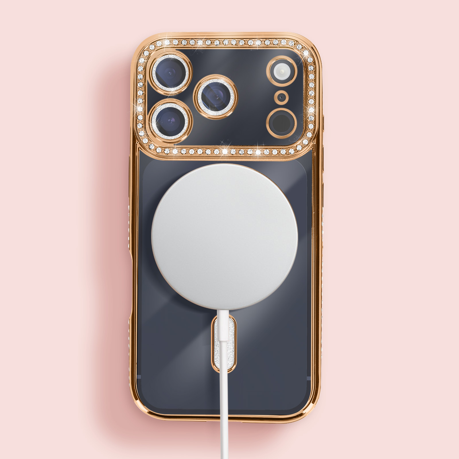Une coque de téléphone avec bord doré, diamants et un socle de charge blanc sur fond rose.