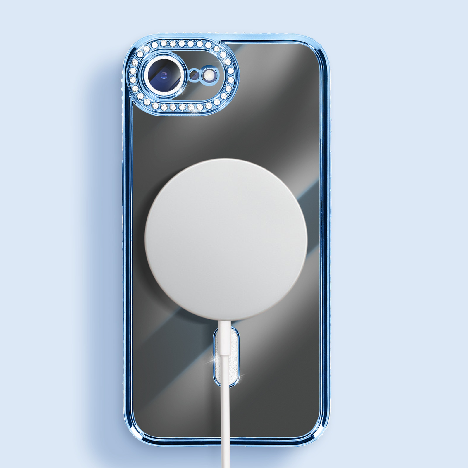 Telefoonhoesje met transparante achterkant en blauwe rand. Witte schijf en kabel bevestigd. De camera heeft een edelsteenrand.