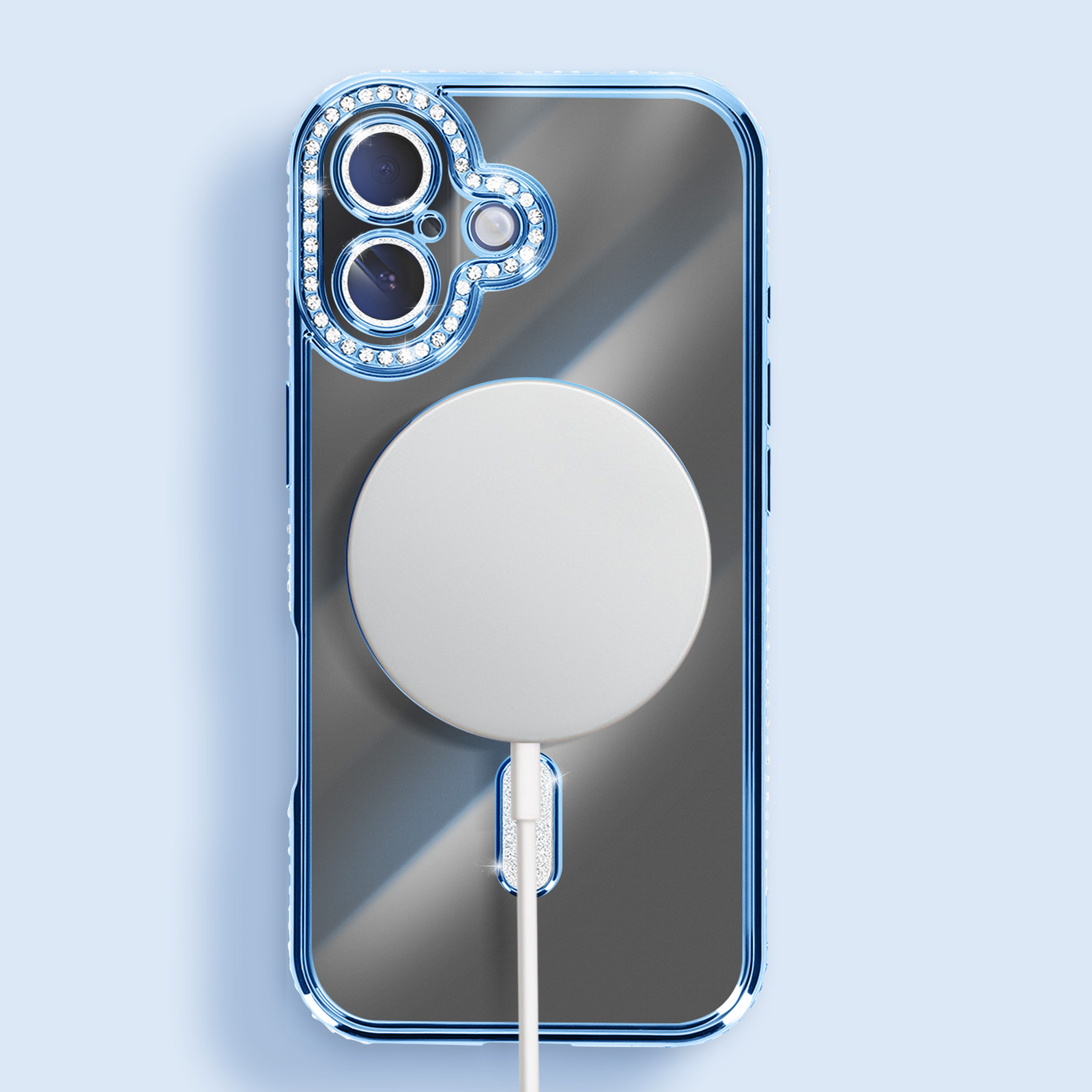 Coque de téléphone transparente avec bordure bleue et strass, tenant un chargeur circulaire blanc avec un câble blanc.