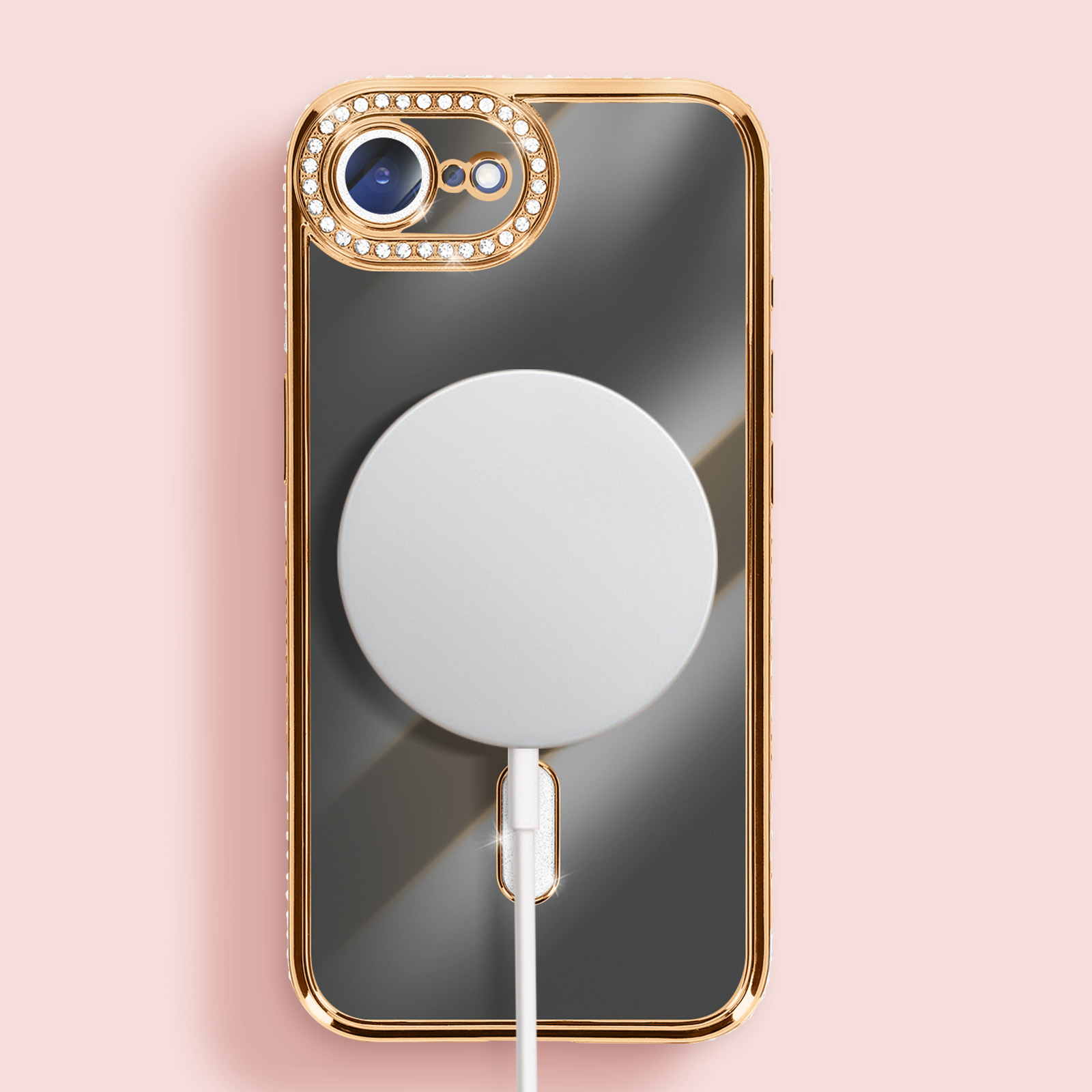 Een telefoonhoesje met een MagSafe-oplader. De hoes is goudkleurig, de oplader wit. De achtergrond is roze.