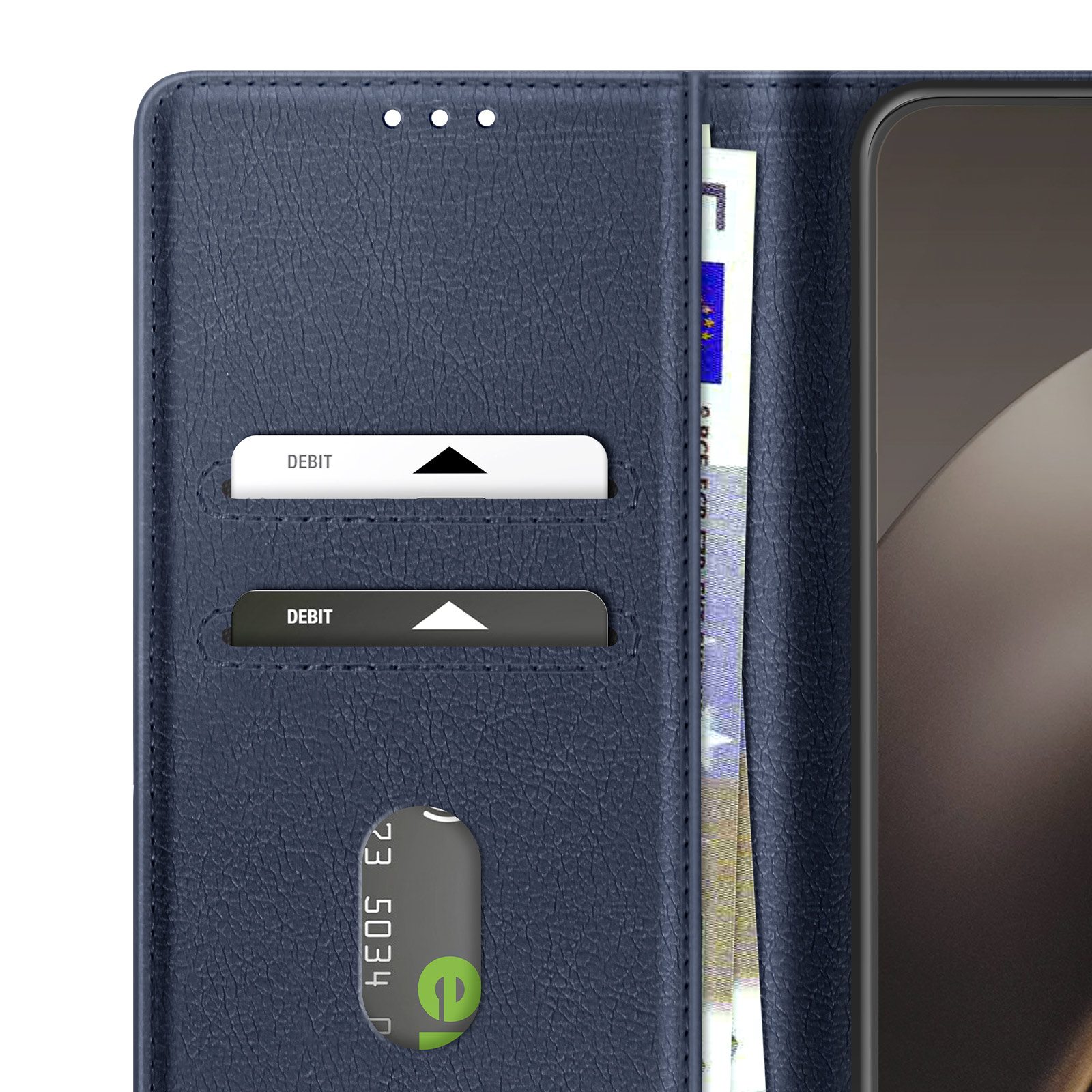 Un portafoglio blu navy con fessure per carte. Sono visibili due carte di debito. Banconote in euro parzialmente visibili.