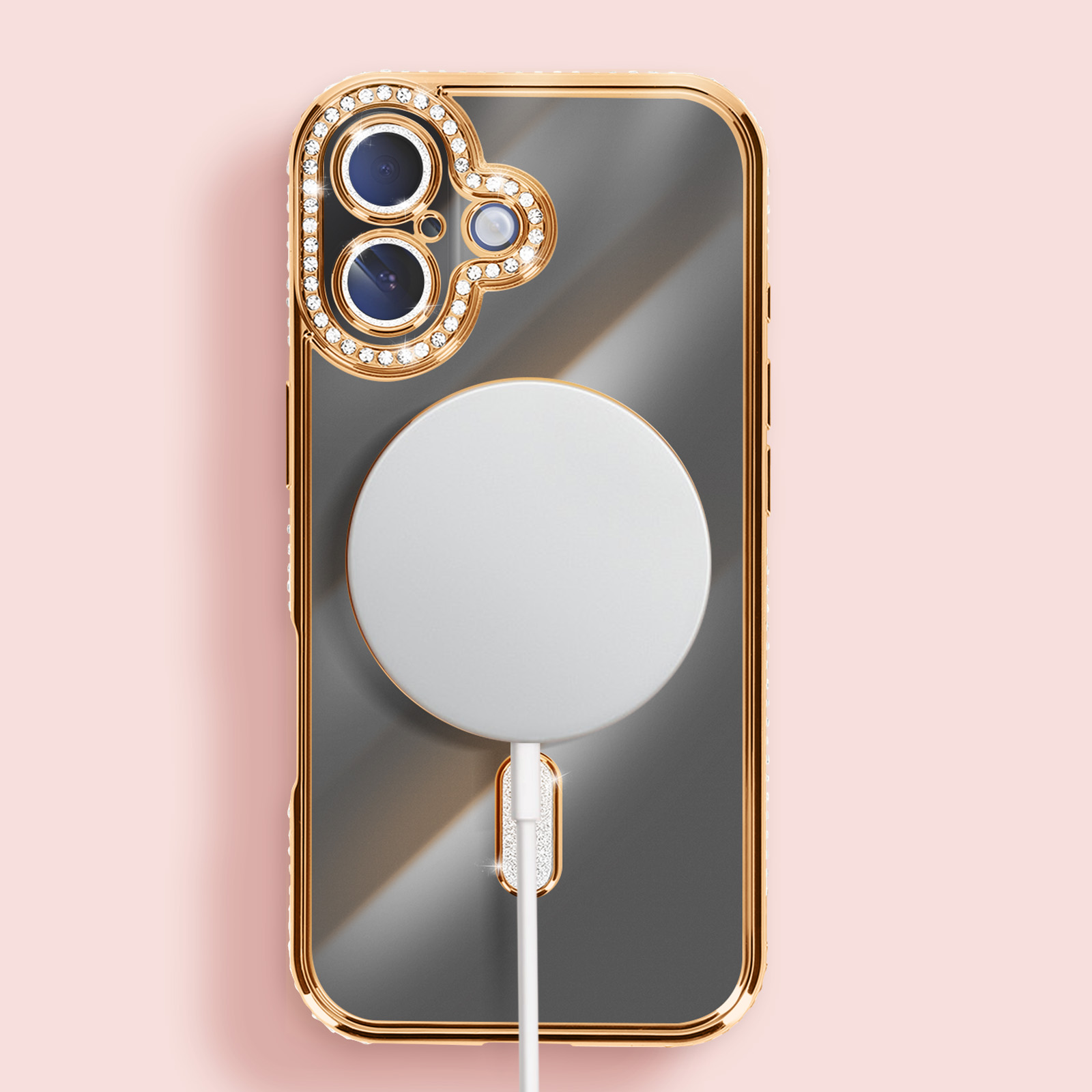 Coque de téléphone avec cadre doré, gemmes et socle de chargement blanc. Fond rose.