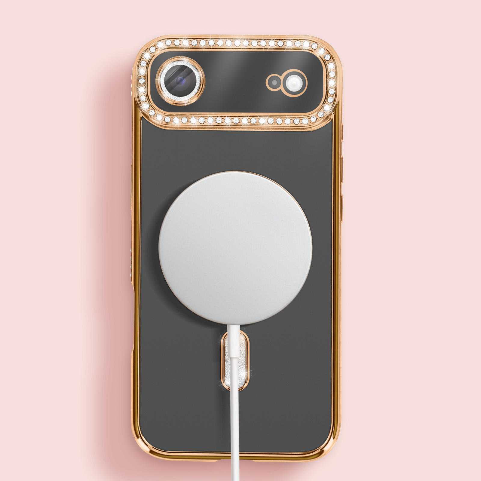 Un étui de téléphone avec une découpe pour caméra, un socle de chargement blanc et un câble blanc sur fond rose.