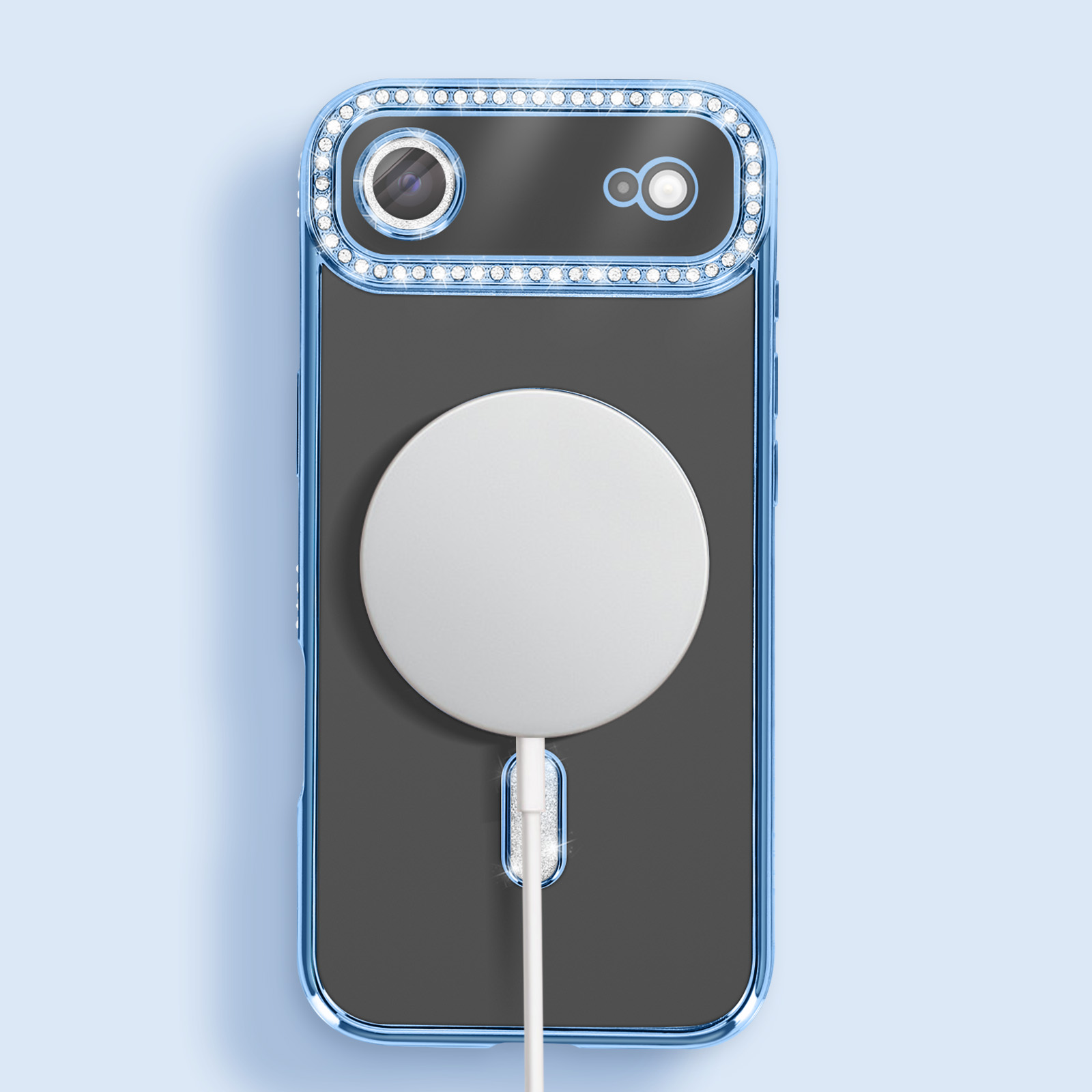 Telefoonhoesje met een doorzichtige achterkant, blauwe randen en een witte ronde oplader. Het camera-gedeelte heeft strass-steentjes.