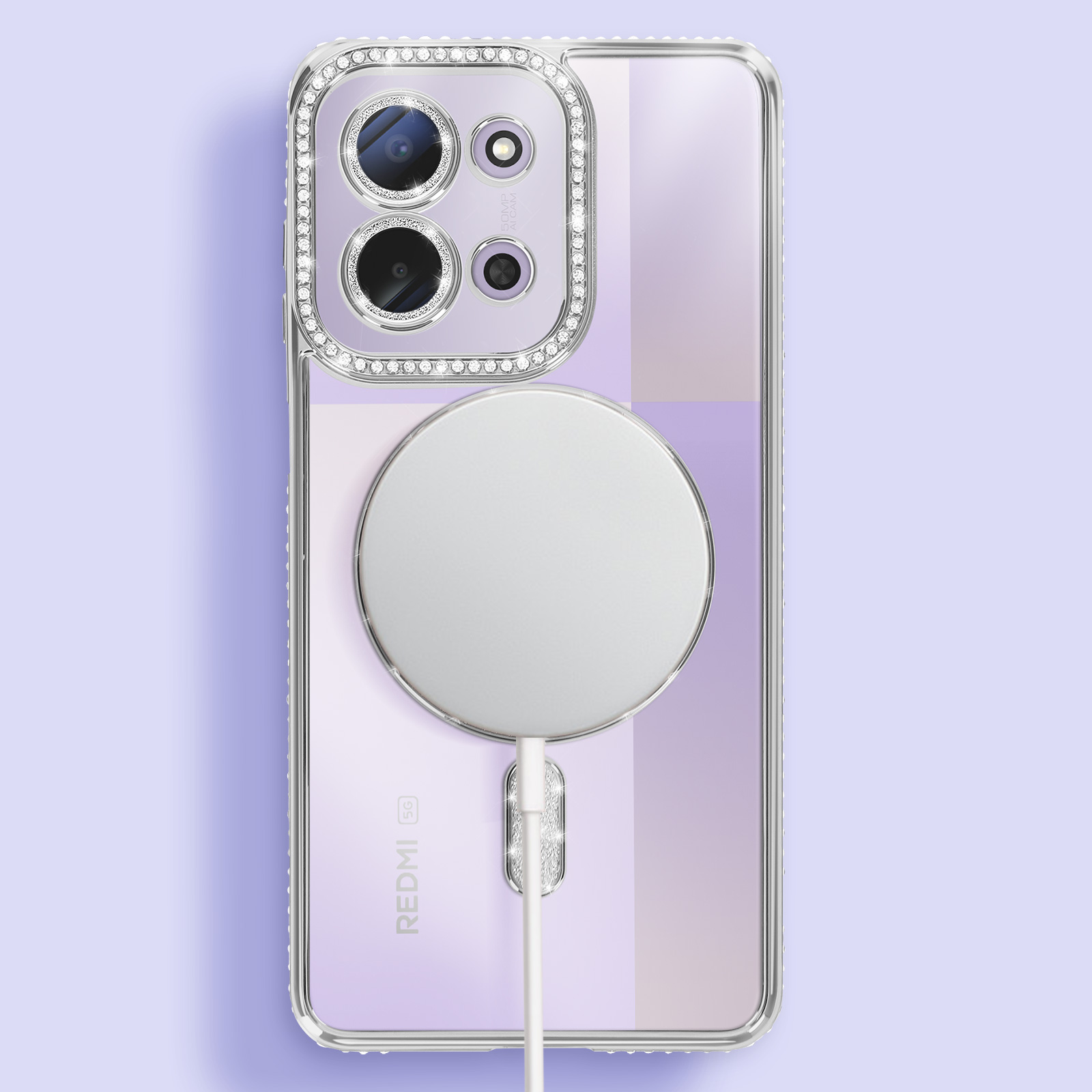 Een telefoonhoesje met een magnetische oplaadbevestiging. De hoes is transparant met strass-steentjes rond de camera.