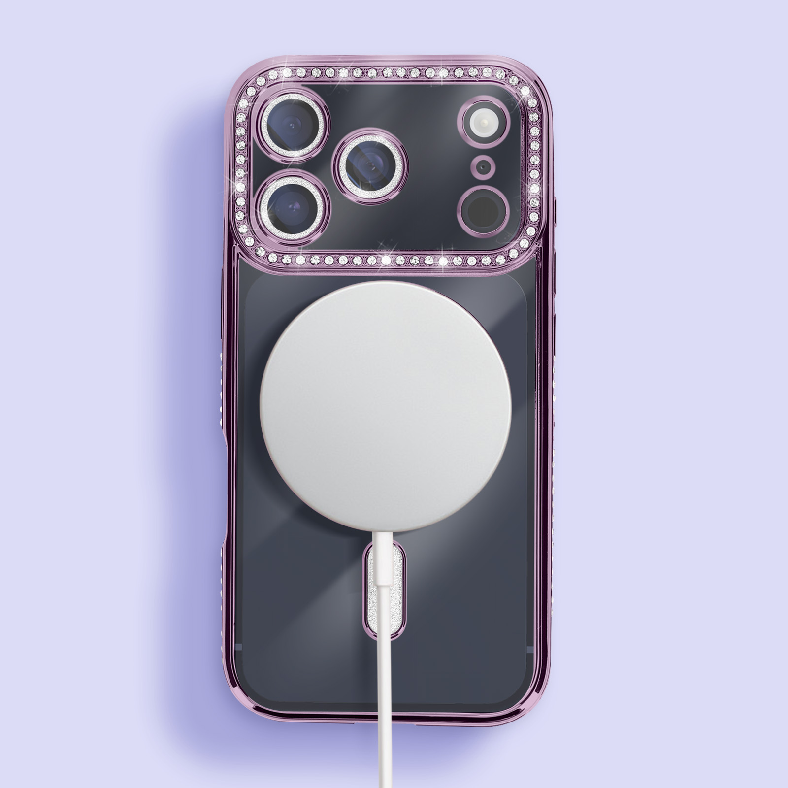 Une coque de téléphone avec des strass et un chargeur. La coque est rose, le fond est violet.