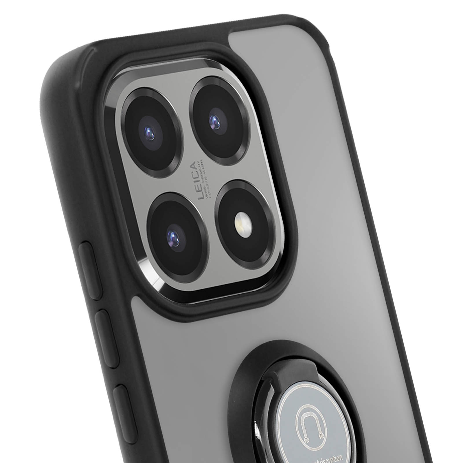Close-up van een telefoonhoesje met meerdere cameralenzen, een ringhouder en een zwart-grijs ontwerp. Het Leica-logo is zichtbaar.