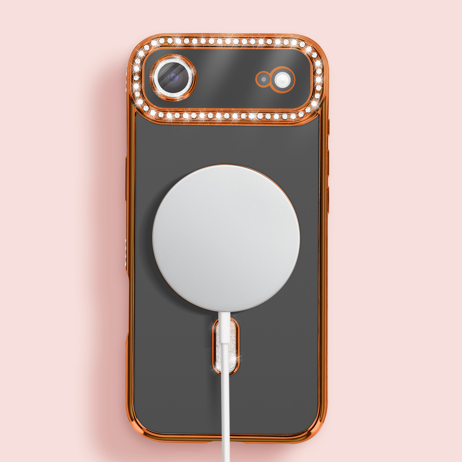 Een telefoonhoesje met een camera-uitsparing, een witte oplaadpad en een witte kabel op een roze achtergrond.