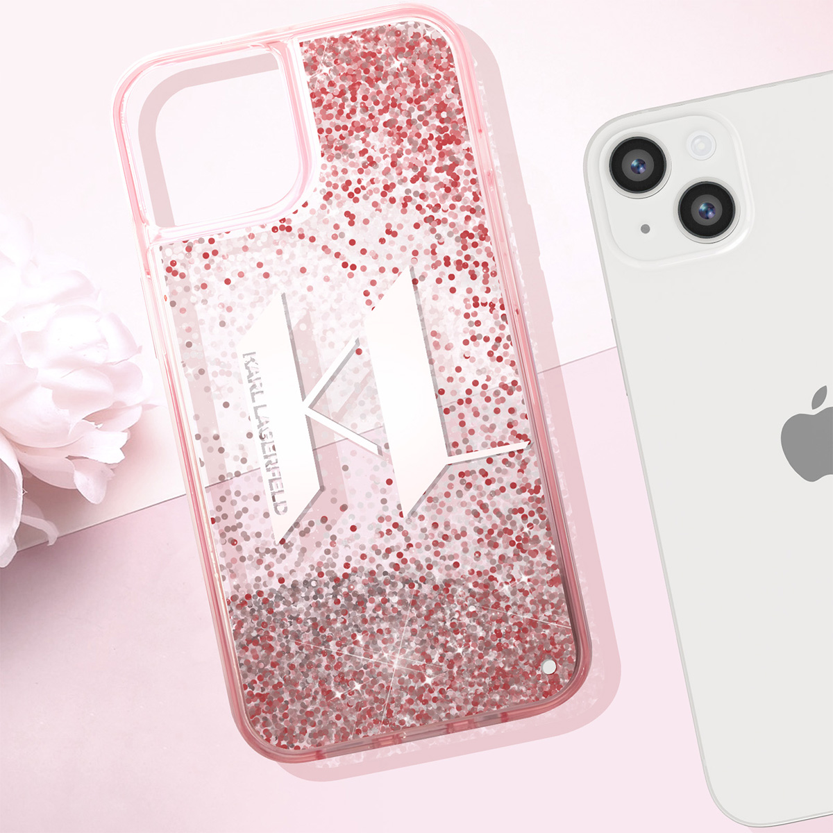 Una custodia per telefono con glitter rossi e logo Karl Lagerfeld, accanto a un iPhone bianco. Sfondo rosa con un fiore.
