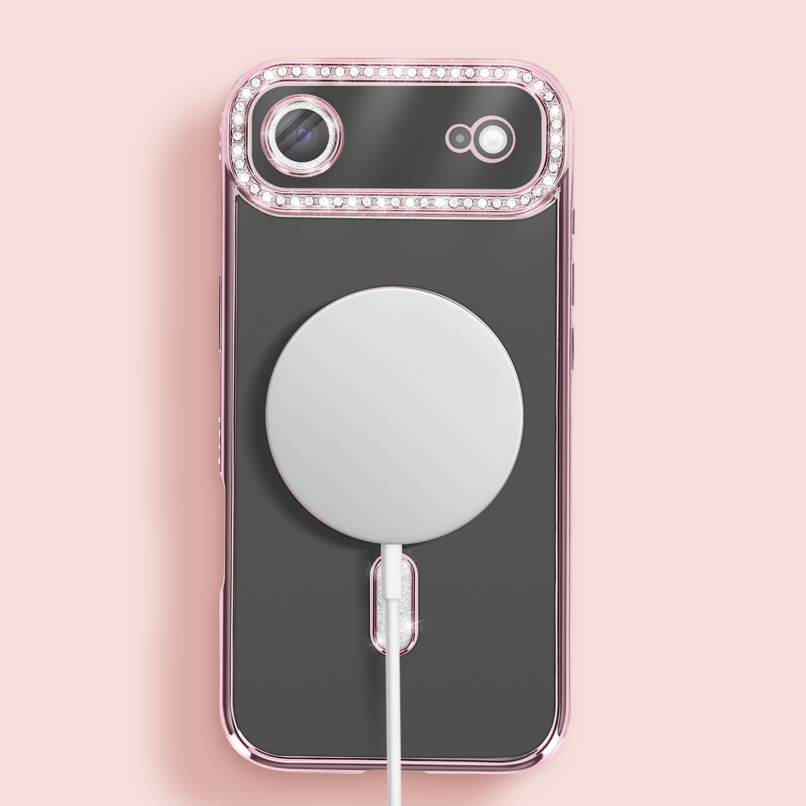 Een telefoonhoesje met een roze frame en een witte cirkelvormige oplader. De hoes heeft een zwarte achterkant en staat op een roze achtergrond.