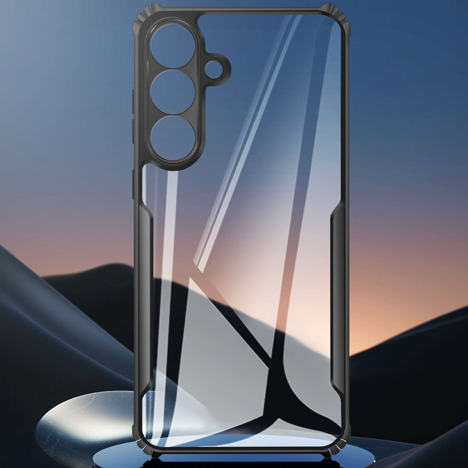 Custodia trasparente per telefono con cornice nera. Sono visibili tre fori per la fotocamera. Lo sfondo mostra un paesaggio sfocato.