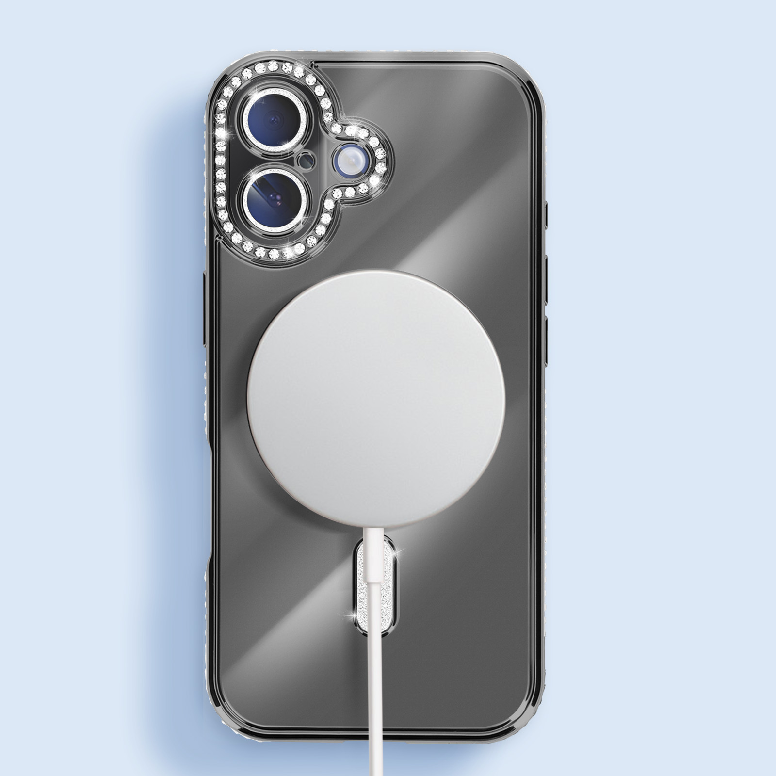 Coque de téléphone transparente avec des accents de bijoux. Un chargeur MagSafe est attaché. La coque transparente montre la caméra, le cercle argenté et le port de charge.