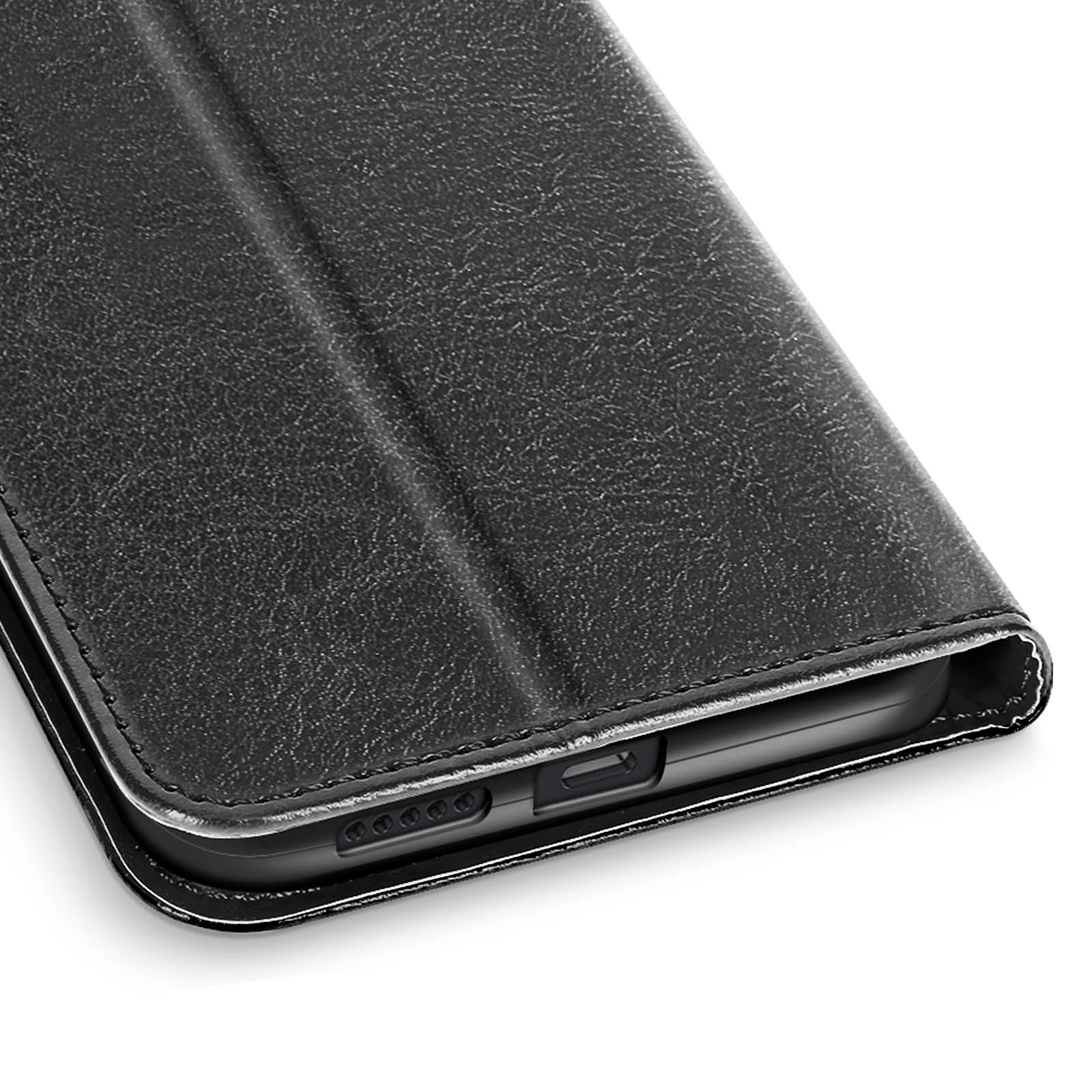 Close-up van een zwarte leren telefoonhoes. De hoes is open en toont de rand en poorten van de telefoon.