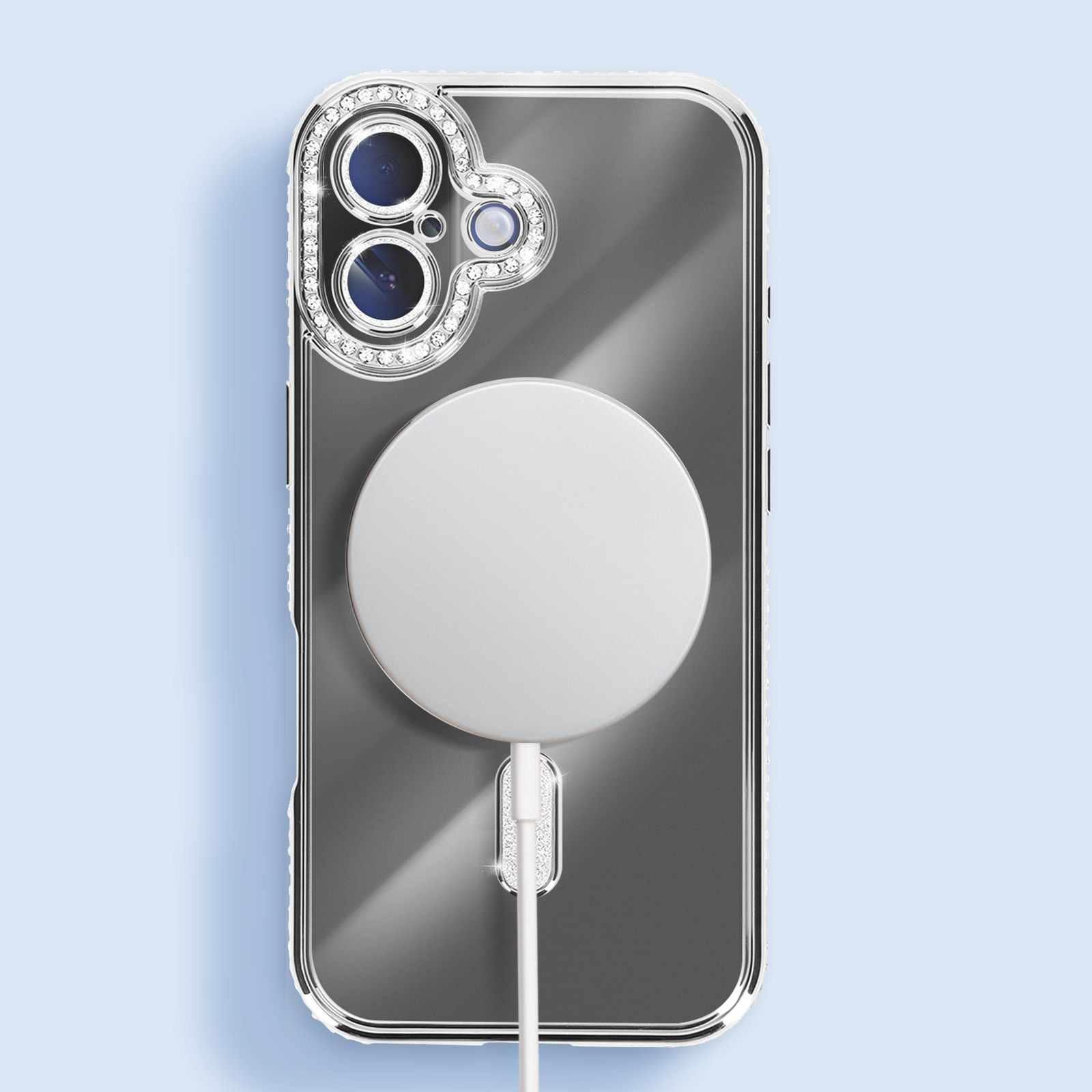 Une coque de téléphone transparente avec un bord argenté et des gemmes autour de la caméra. Un cercle blanc au dos.