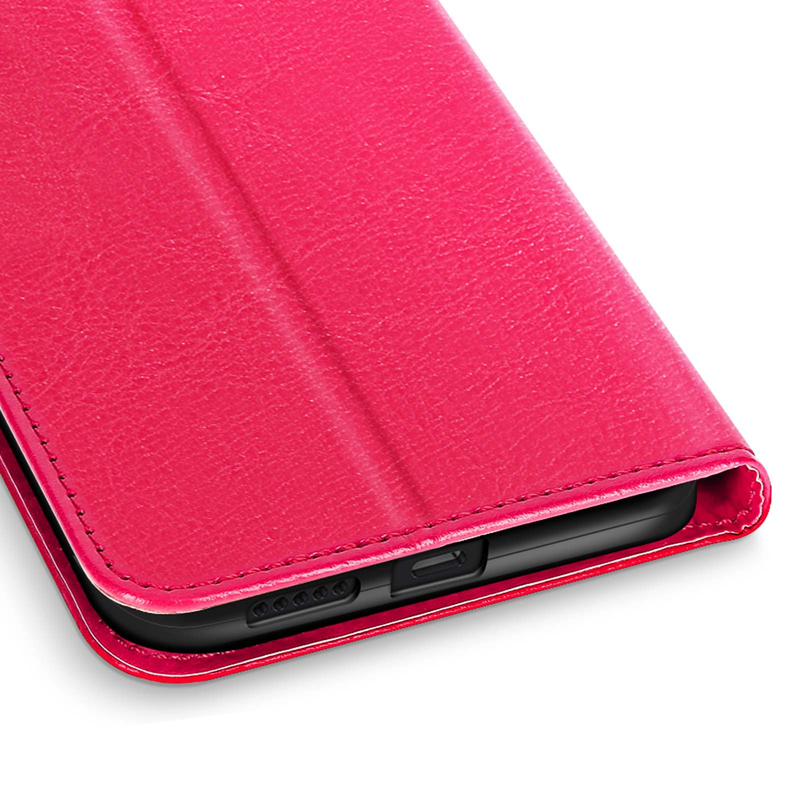 Gros plan sur un étui de téléphone en cuir rouge. L'étui est ouvert et montre le bord du téléphone.