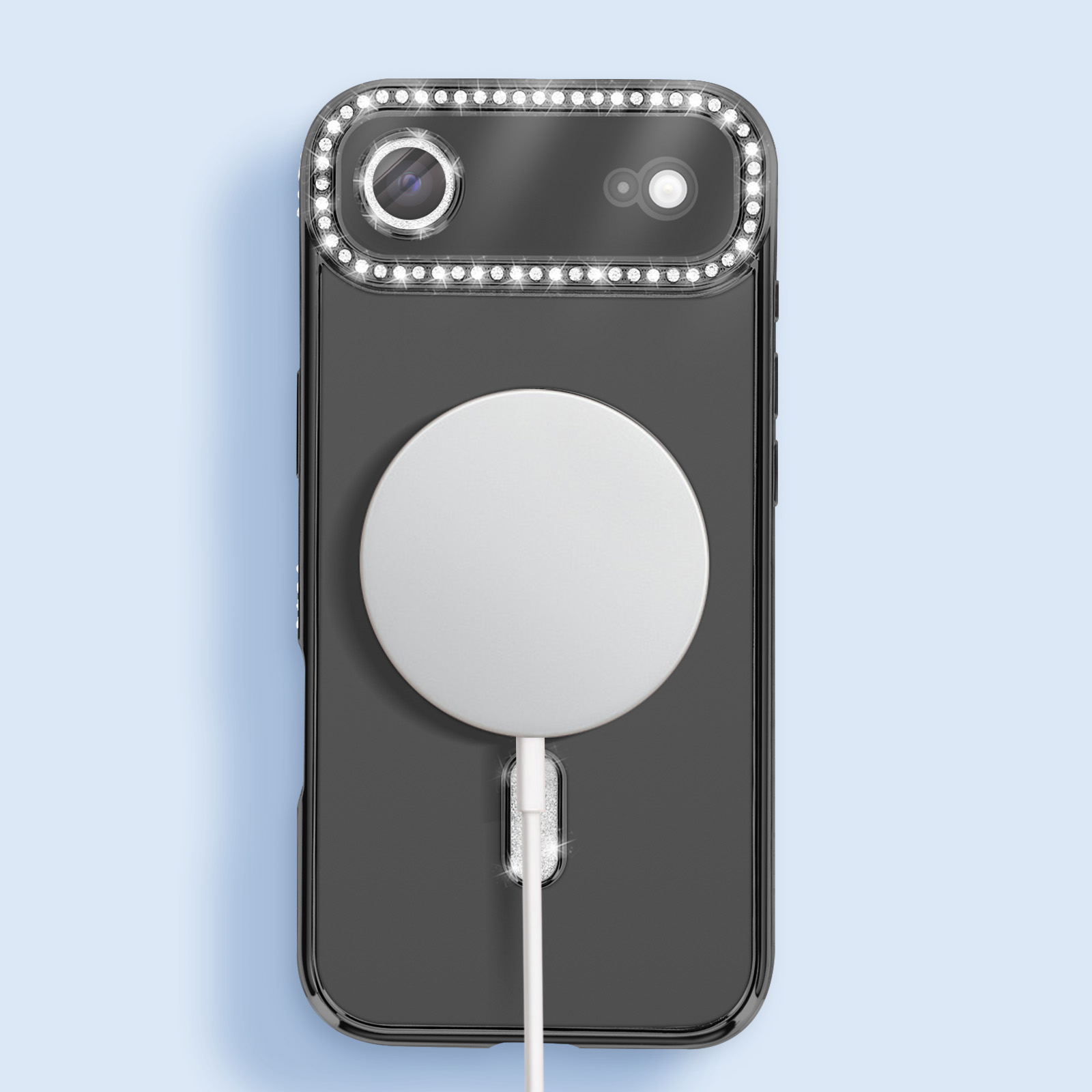 Zwarte telefoon met een witte cirkelvormige oplader. De telefoonhoes heeft een diamantrand rond de camera.