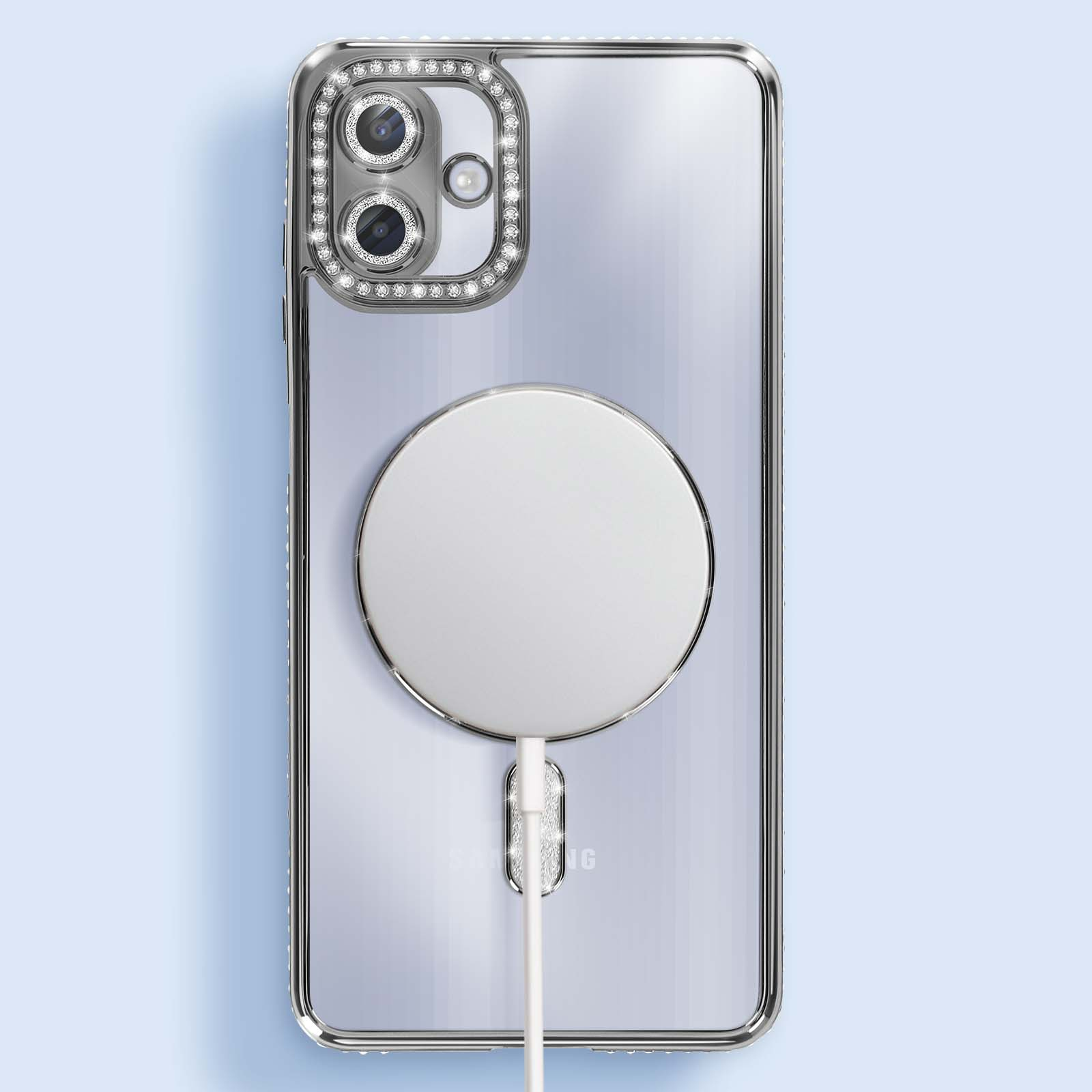 Custodia trasparente per telefono con caricatore magnetico. La custodia ha un bordo lucido e un design della fotocamera con cristalli.