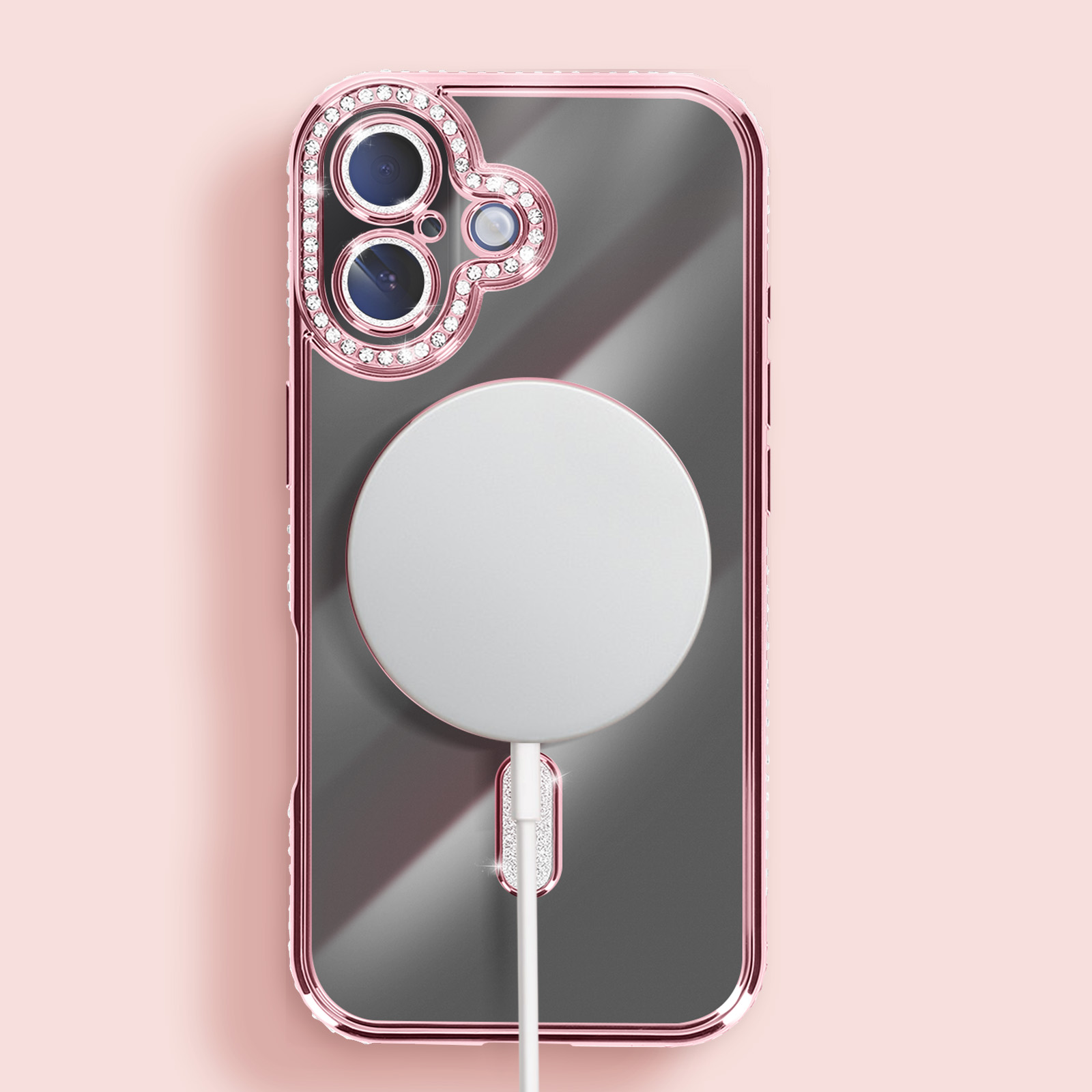 Une coque de téléphone or rose avec un cadre de caméra serti de diamants et un chargeur blanc sur fond rose.