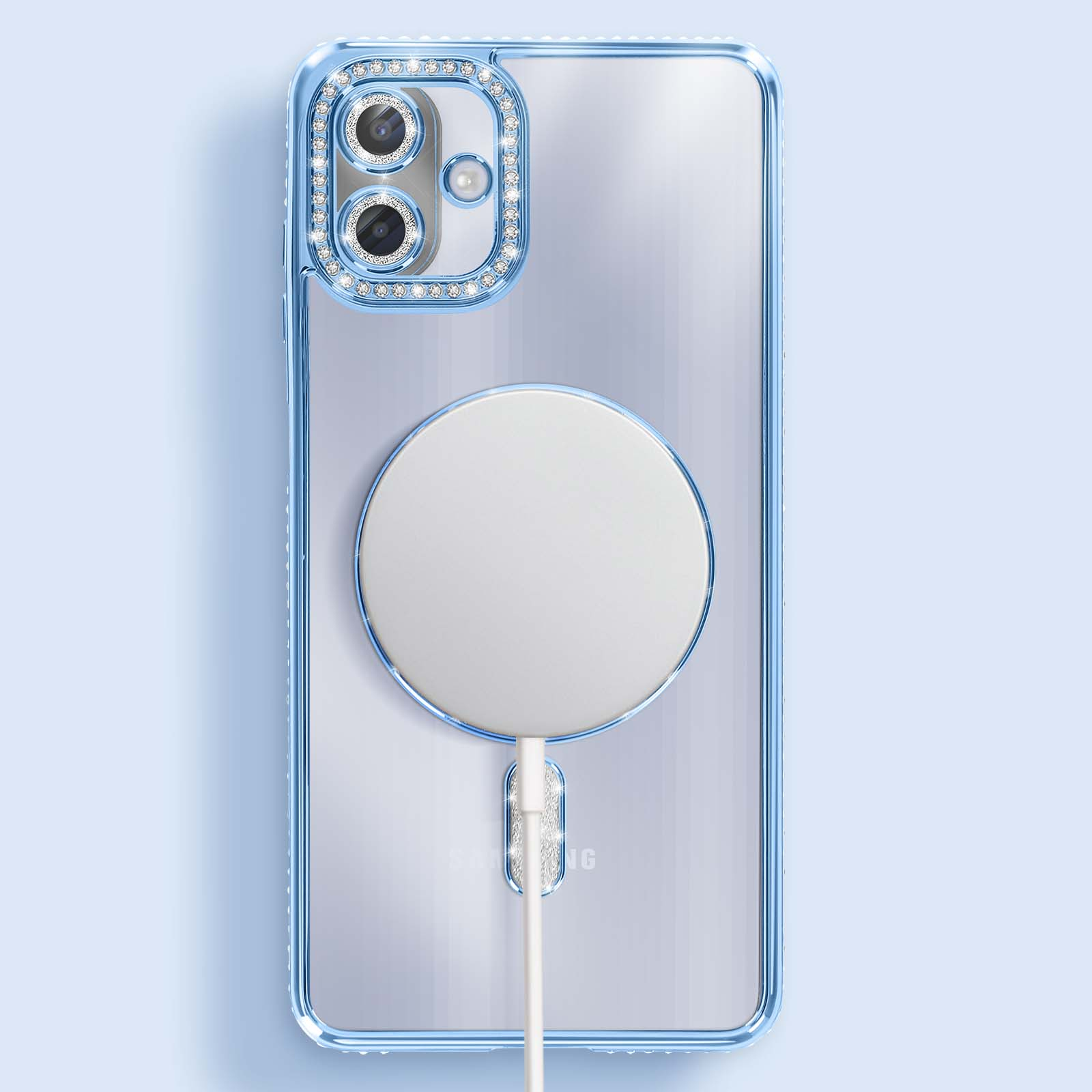 Una custodia per telefono con un ritaglio per la fotocamera. Ha un bordo blu con strass, un caricatore circolare bianco e un cavo bianco.