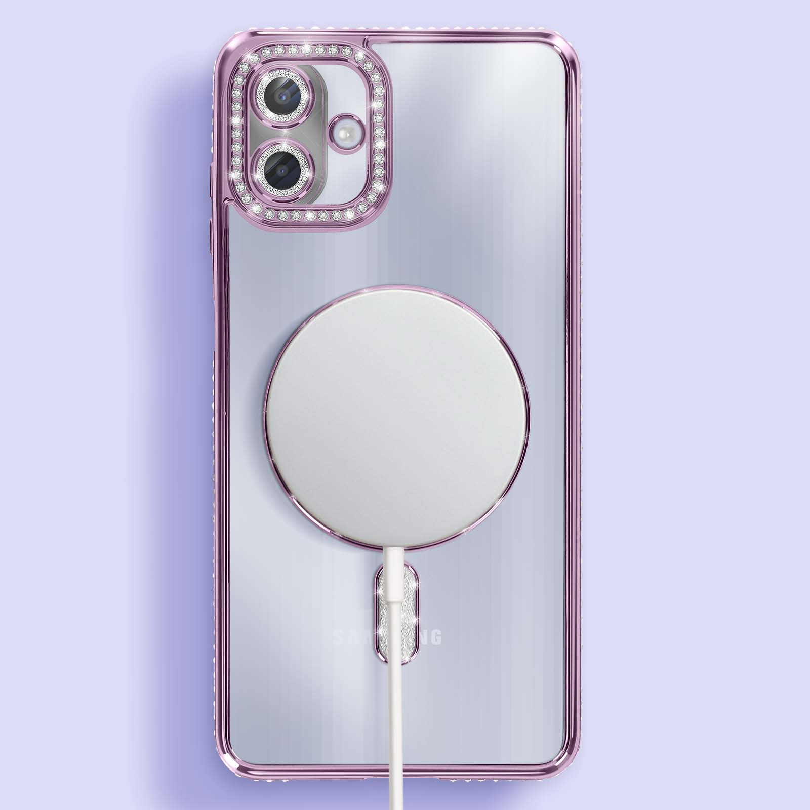Una custodia per telefono con cornice rosa, retro trasparente e caricatore circolare bianco. L'area della fotocamera è decorata con gemme.