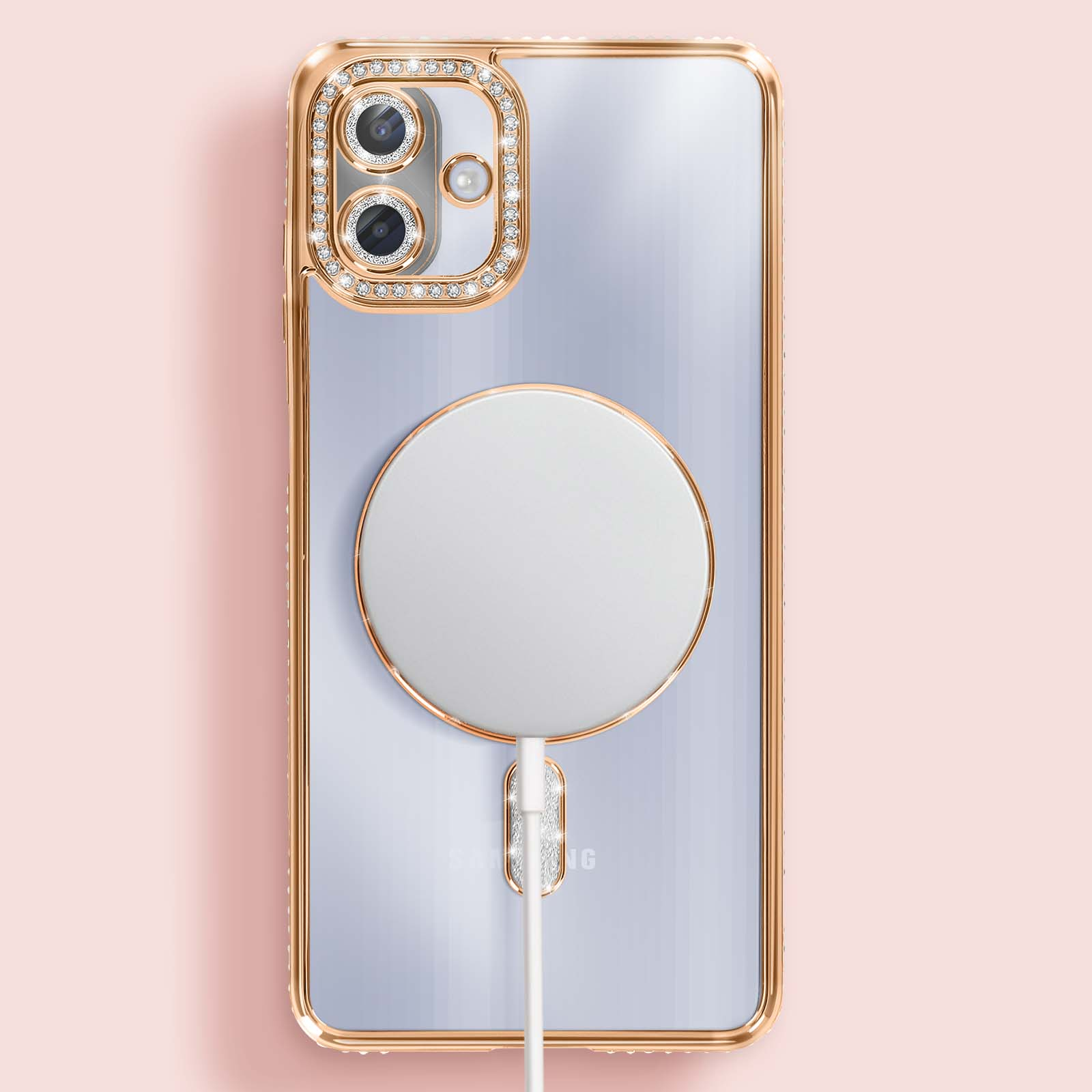 Una custodia per telefono con finiture dorate, diamanti e un disco di ricarica bianco. Lo sfondo è rosa.