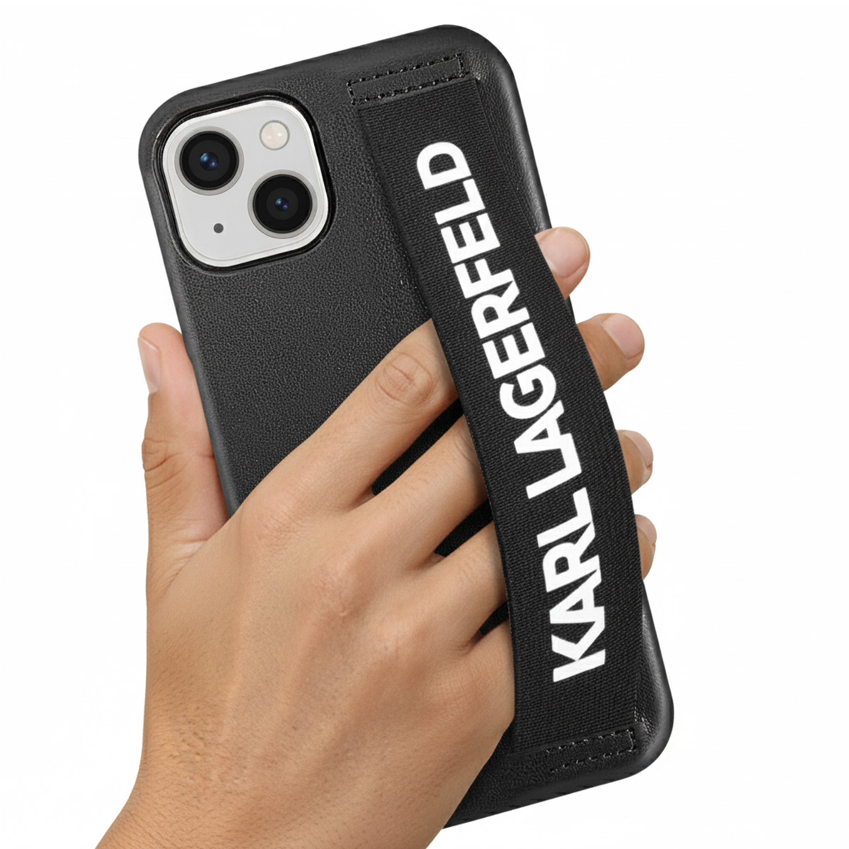 Una mano che tiene una custodia nera per telefono con un cinturino nero con la scritta 'KARL LAGERFELD' in lettere bianche. Il telefono ha tre fotocamere.