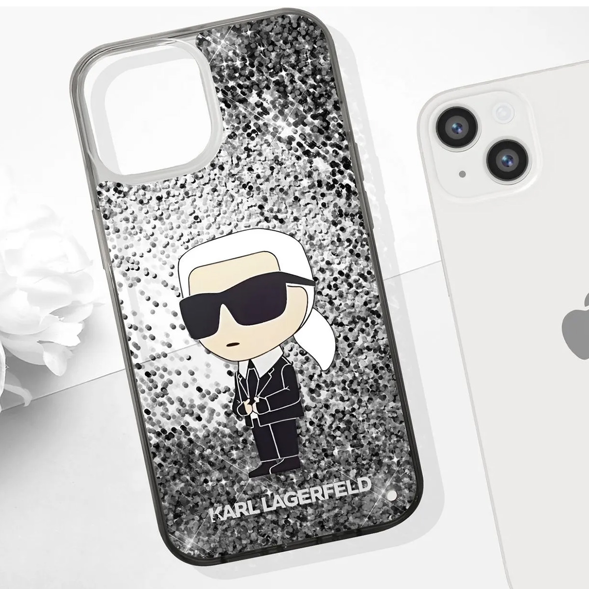 Un iPhone con una custodia Karl Lagerfeld. La custodia ha un design glitterato e un cartone animato di Karl Lagerfeld. Un altro iPhone è visibile.