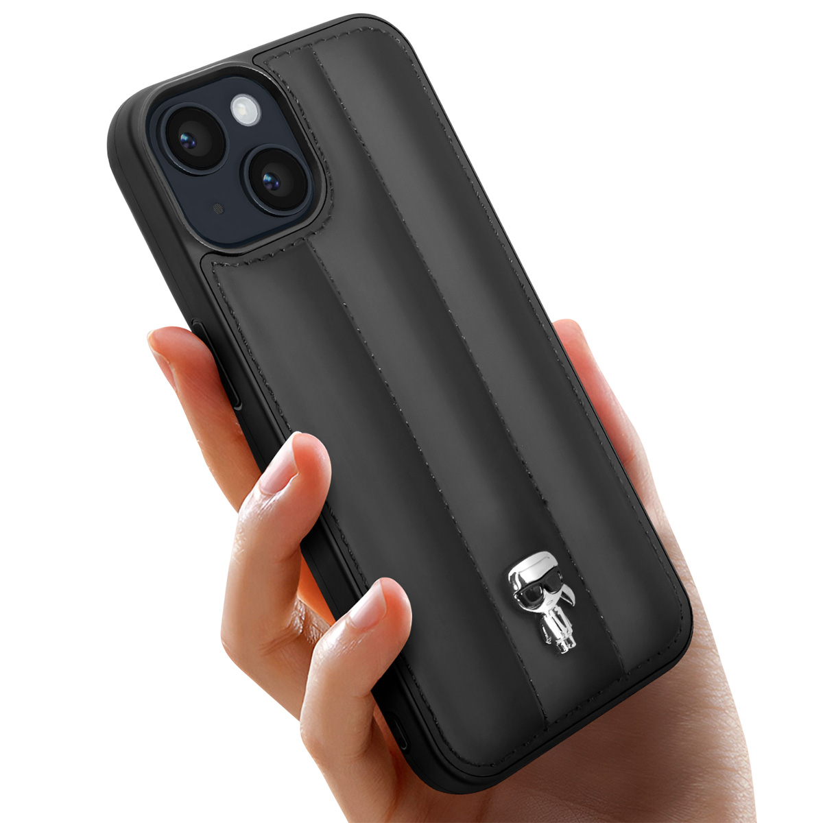 Una mano tiene un telefono nero con una custodia nera. La custodia ha un design e un logo argentato. Lo sfondo è bianco.