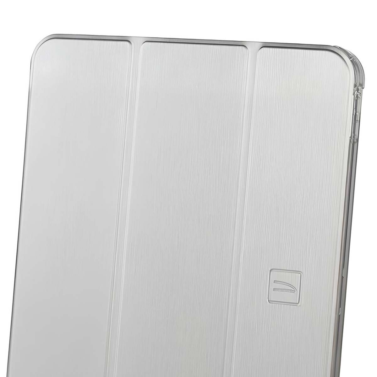 Primo piano di una cover per tablet argentata con superficie strutturata, un logo e un bordo in plastica trasparente.