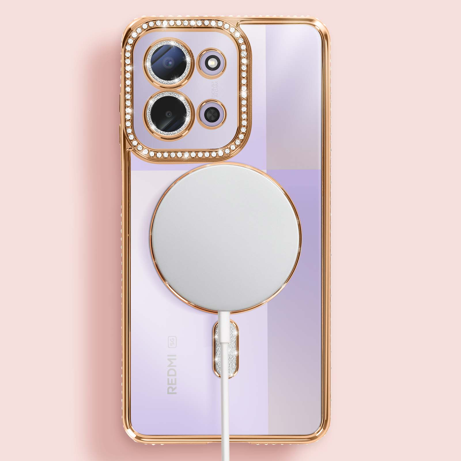 Een telefoonhoesje met een gouden frame en een witte cirkelvormige oplader. De hoes heeft camera's en een paarse achterkant.