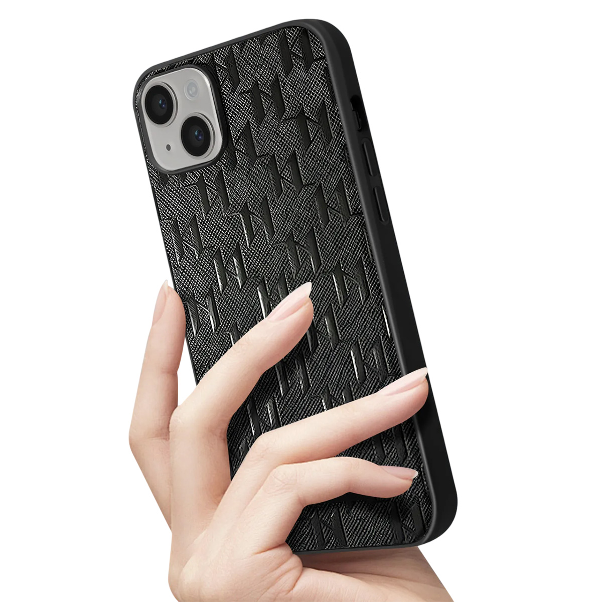 Una mano tiene una custodia nera per telefono con un motivo strutturato. Il telefono ha una fotocamera e si trova su sfondo bianco.