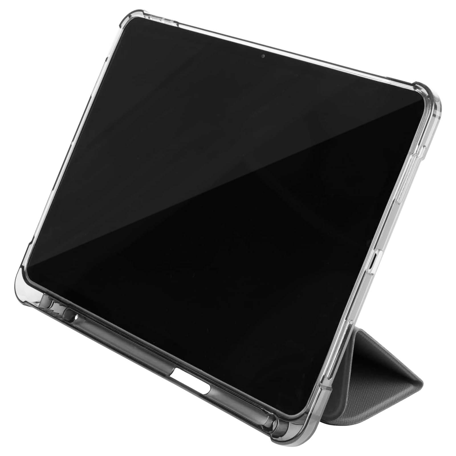 Un tablet in una custodia protettiva trasparente è sostenuto da un supporto grigio. Lo schermo è nero e lucido.