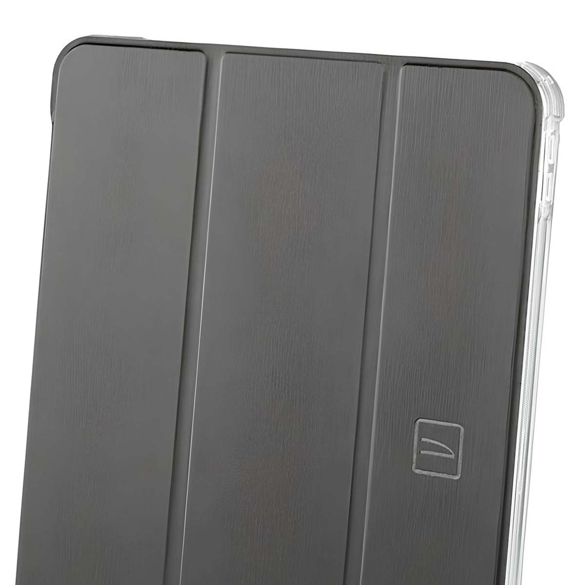 Primo piano di una custodia grigia per tablet con superficie strutturata. La custodia ha un bordo in plastica trasparente. Un logo è visibile.