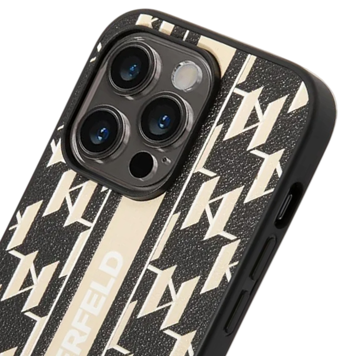 Primo piano di una custodia per telefono. Custodia nera con motivo bianco. Obiettivi della fotocamera visibili. La parola 'ERFELD' stampata.