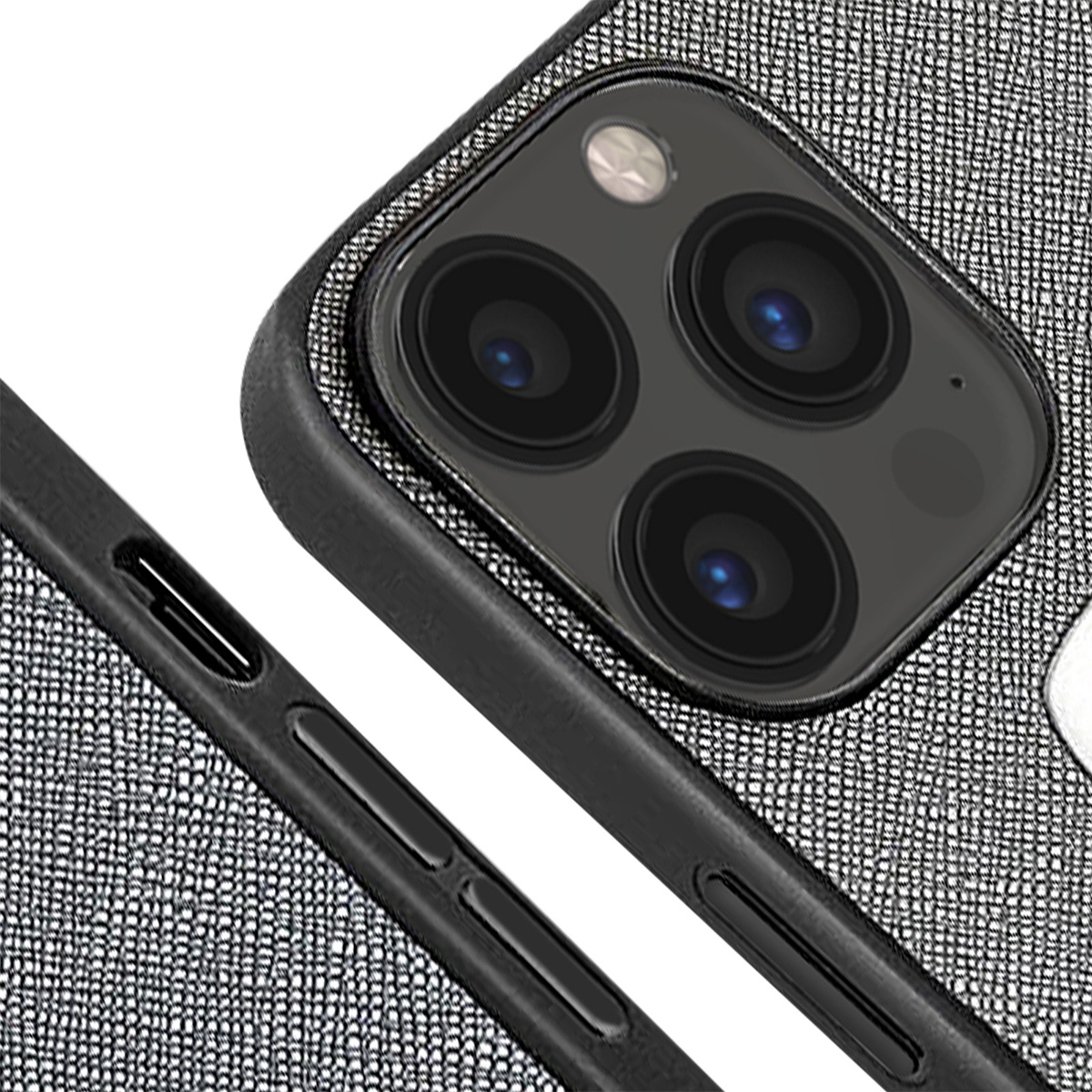 Primo piano di una custodia nera per smartphone con fotocamera a tripla lente. La custodia ha una superficie strutturata e una cornice nera.